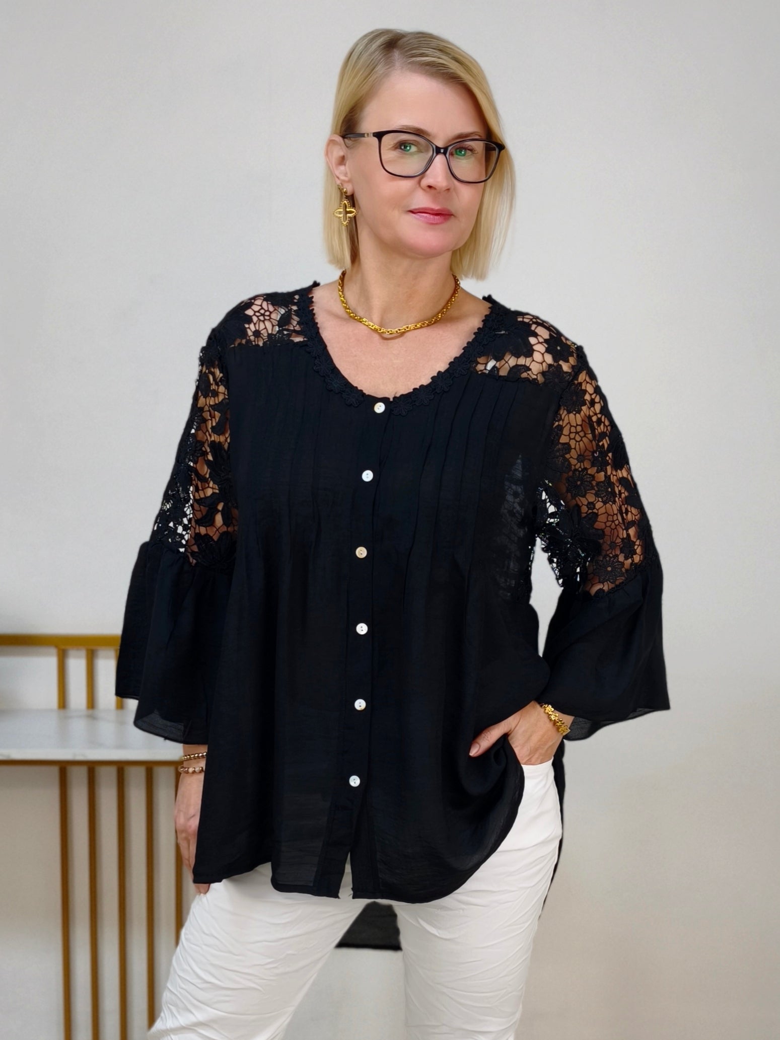 Leichte Sommerbluse mit Spitze in Schwarz (38-42)
