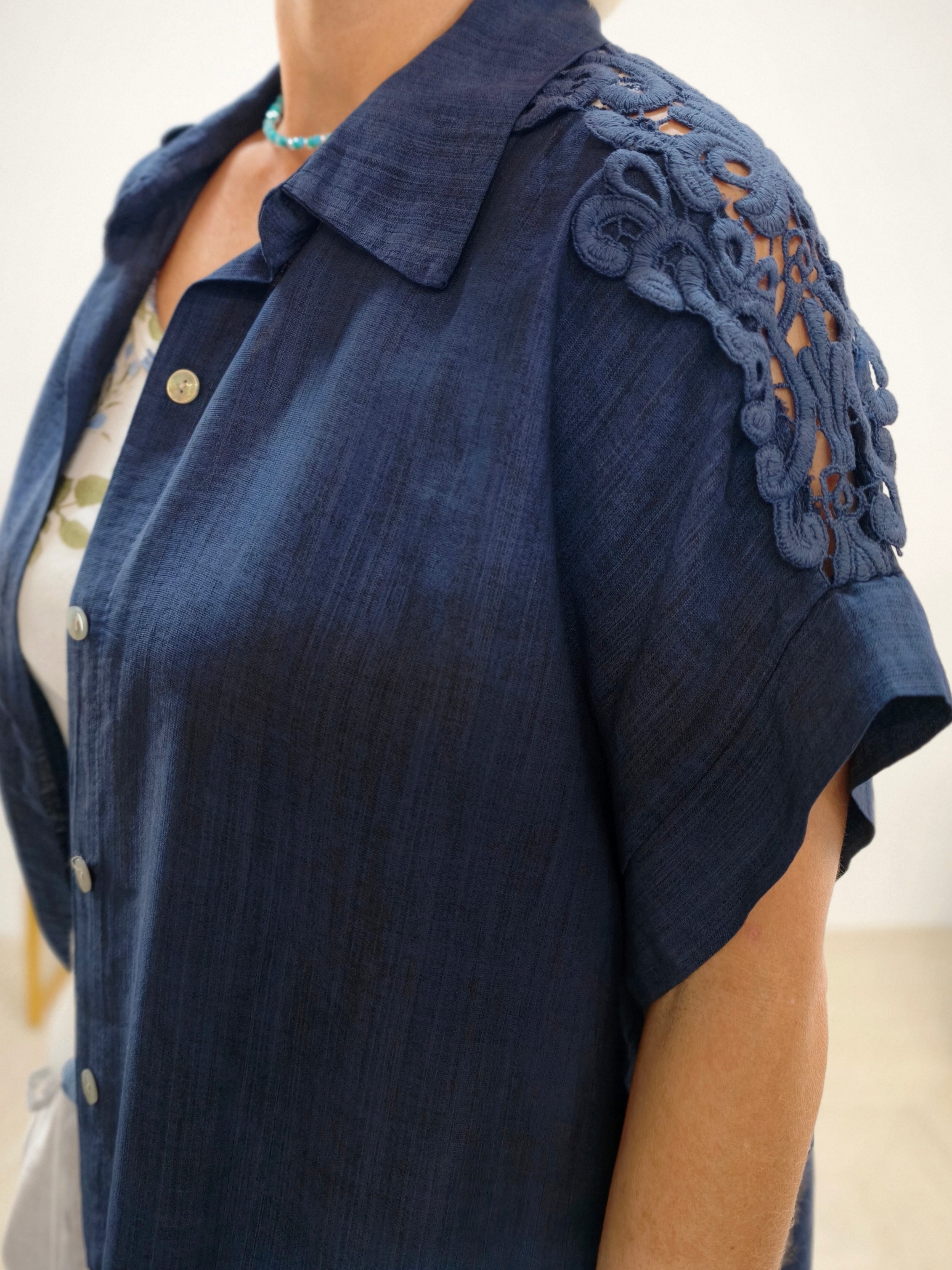 Kurzarm Spitzenbluse in Dunkelblau (38-42/44)