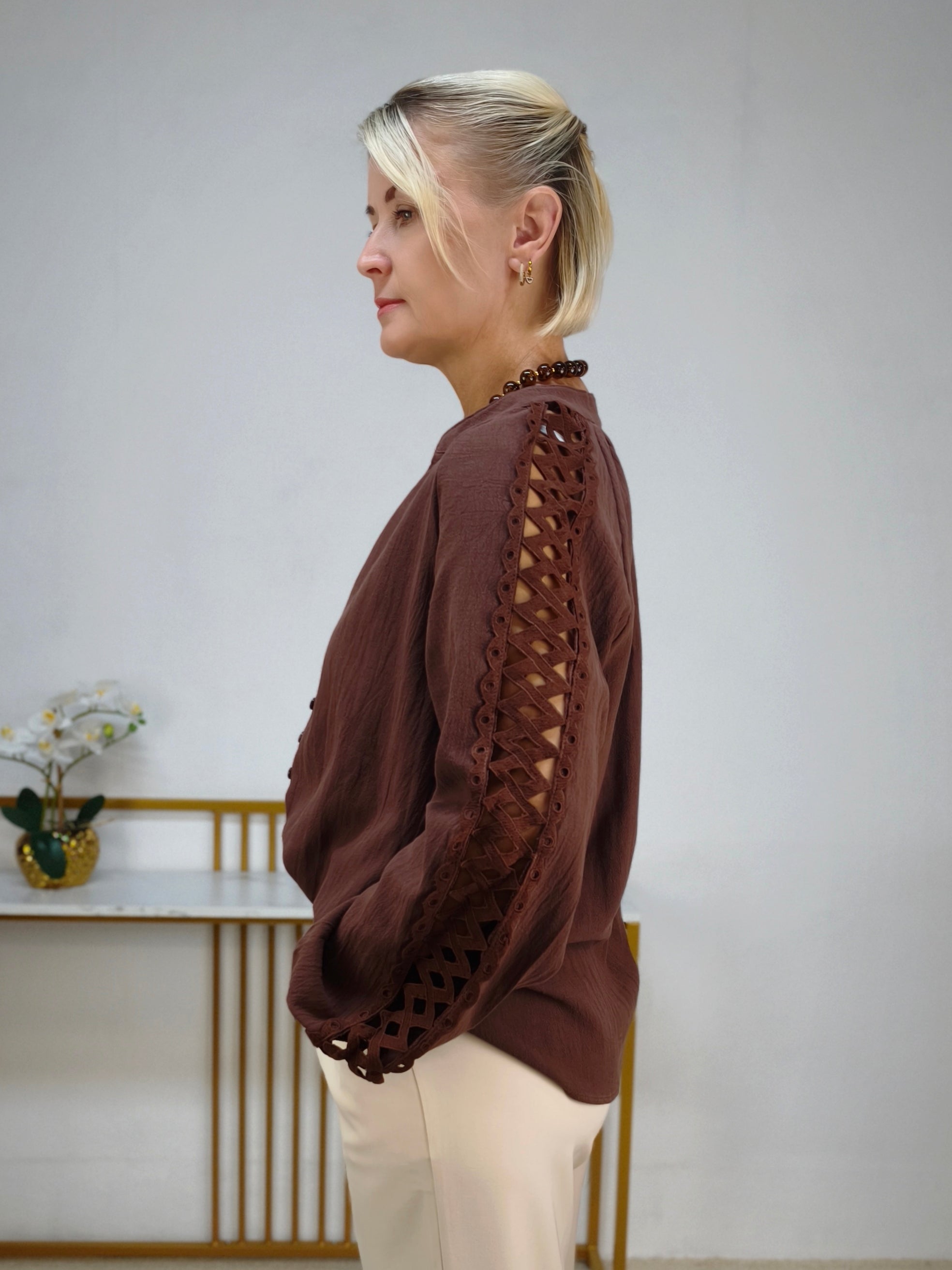 Fliessende Bluse "Jolie" mit Spitzeneinsätzen dunkelbraun (38/40, 42, 44)