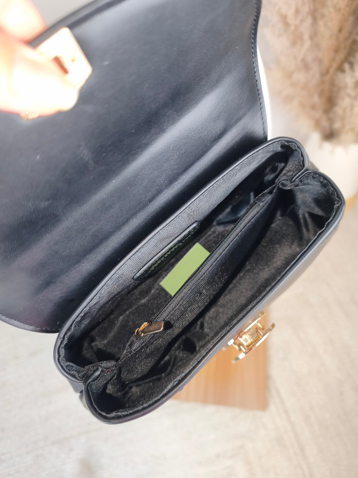 Handliche Handtasche in Schwarz