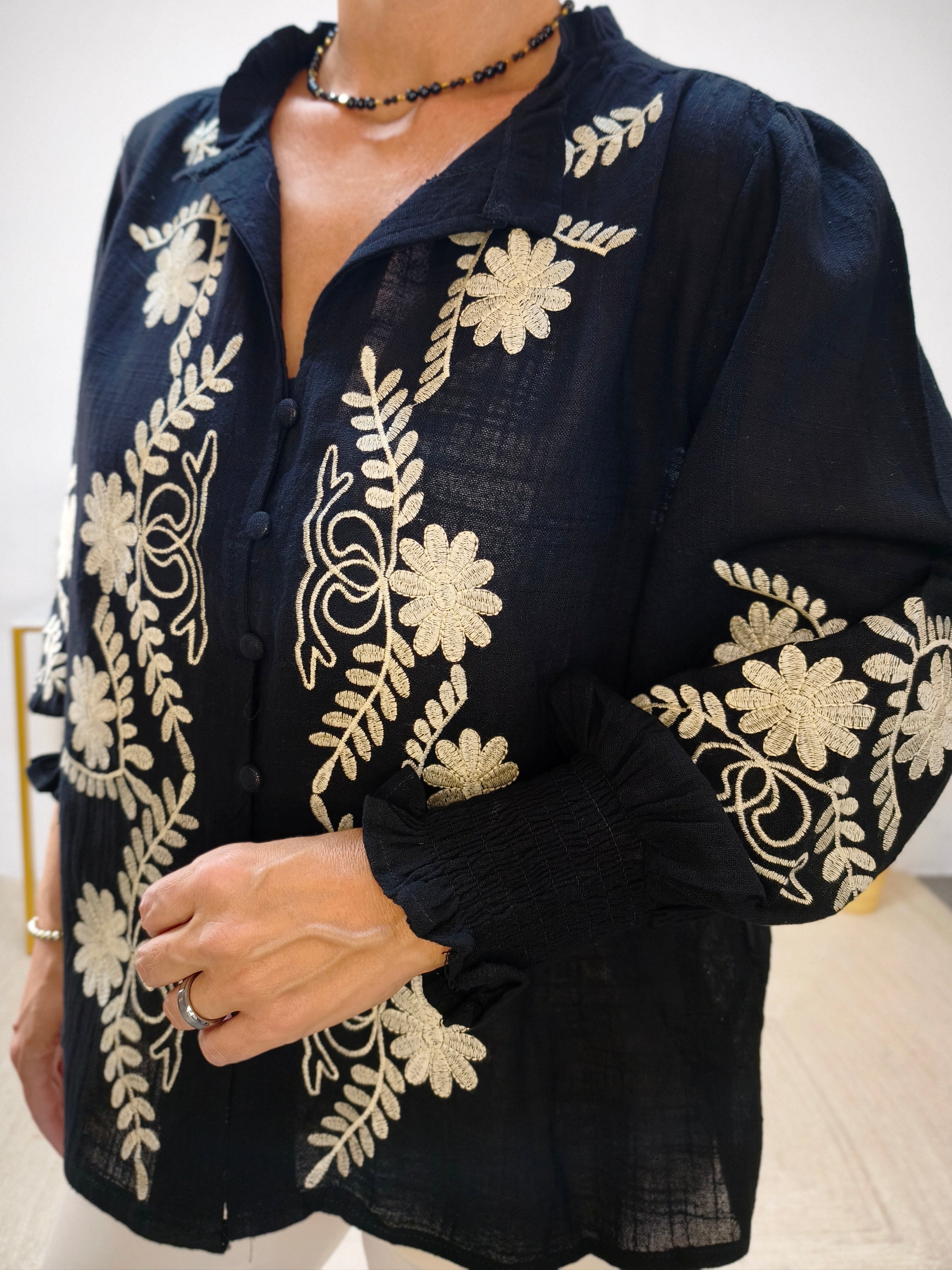 Damenbluse "Nora" mit Blumenstickerei in Schwarz (38, 40, 42)
