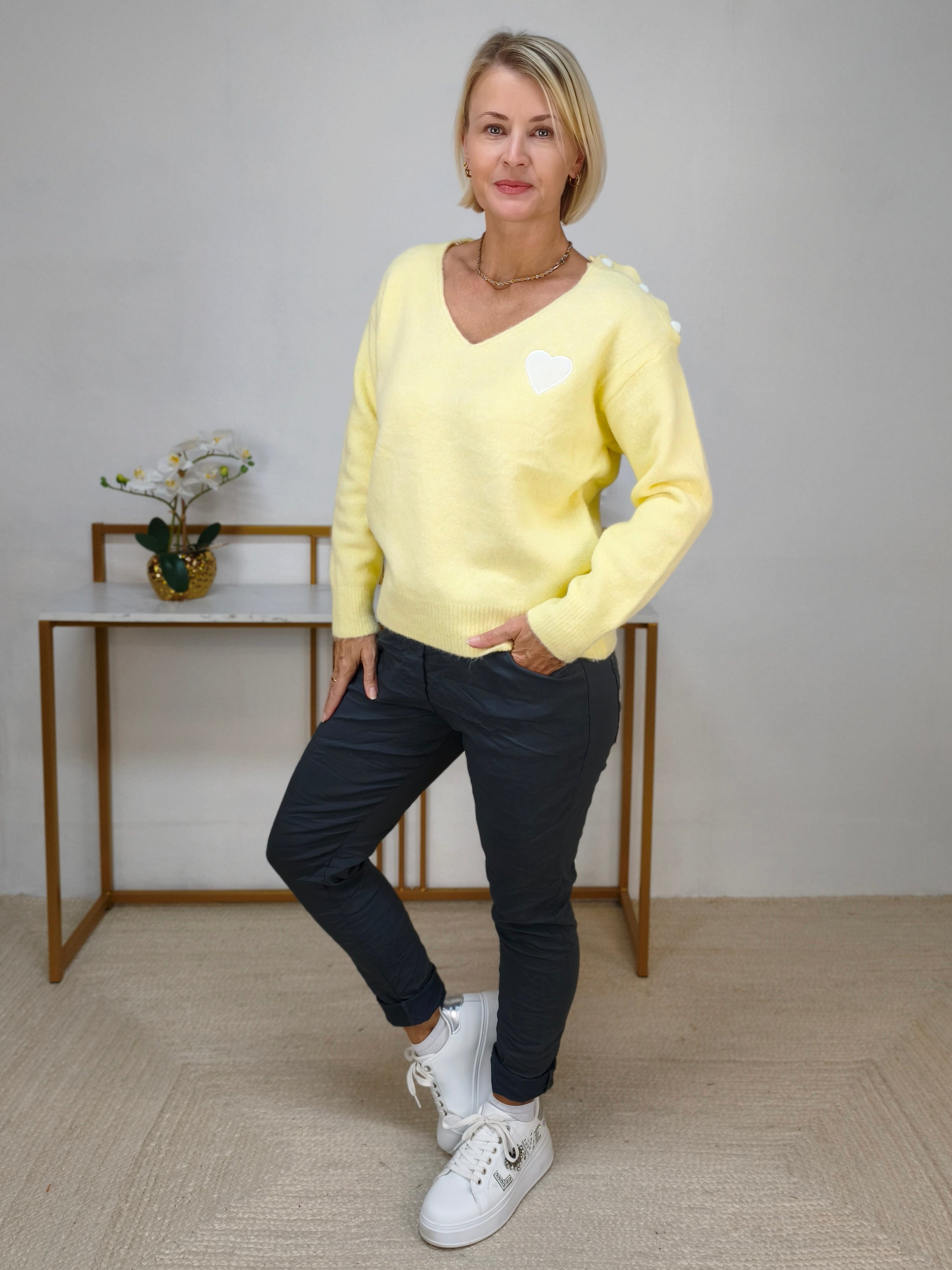 Weicher Strickpullover mit Herzchen in buttergelb (36-42)