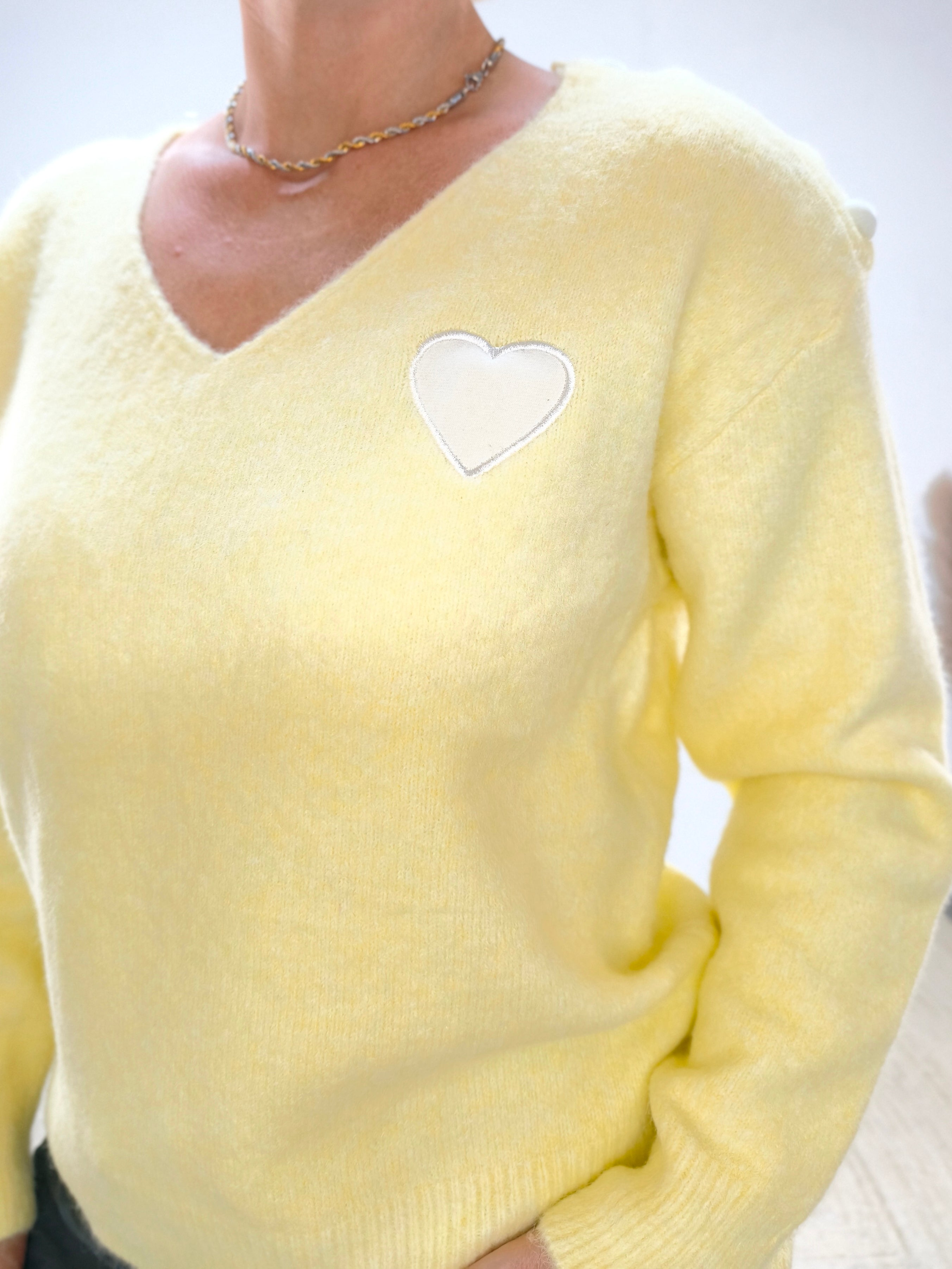 Weicher Strickpullover mit Herzchen in buttergelb (36-42)