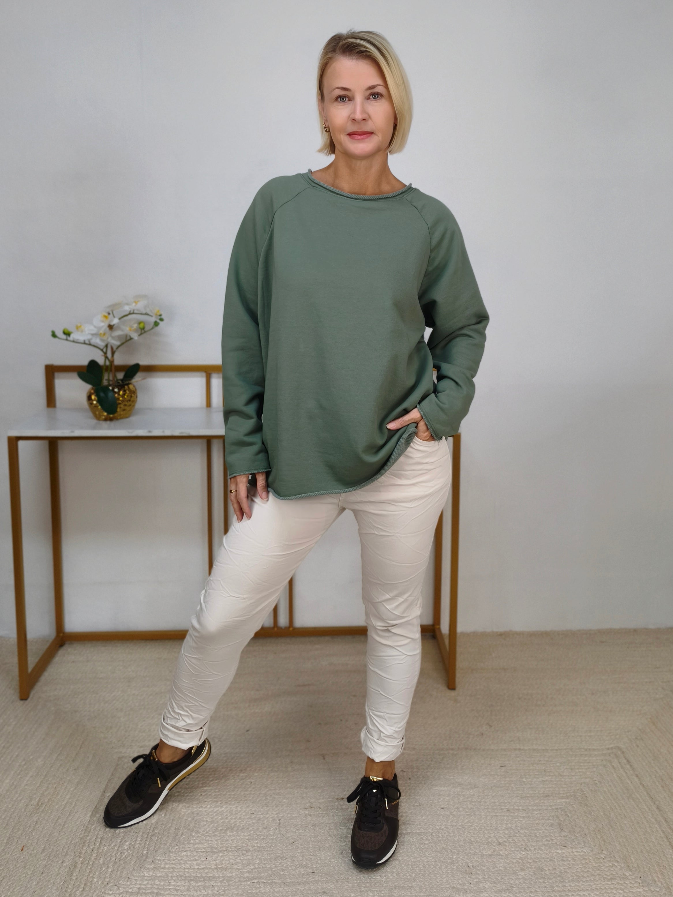 Einfarbiges Sweatshirt aus Baumwolle oliv (40-44)