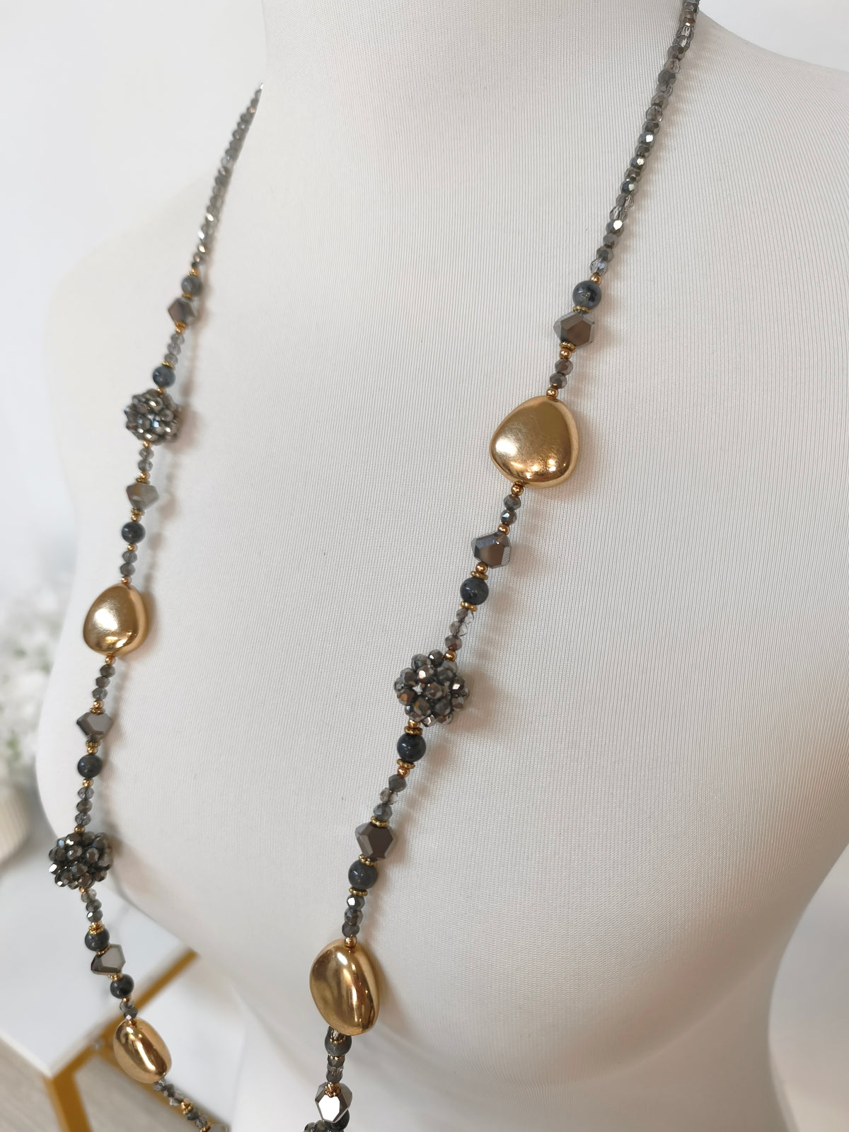 Lange Perlenkette Grau/Gold