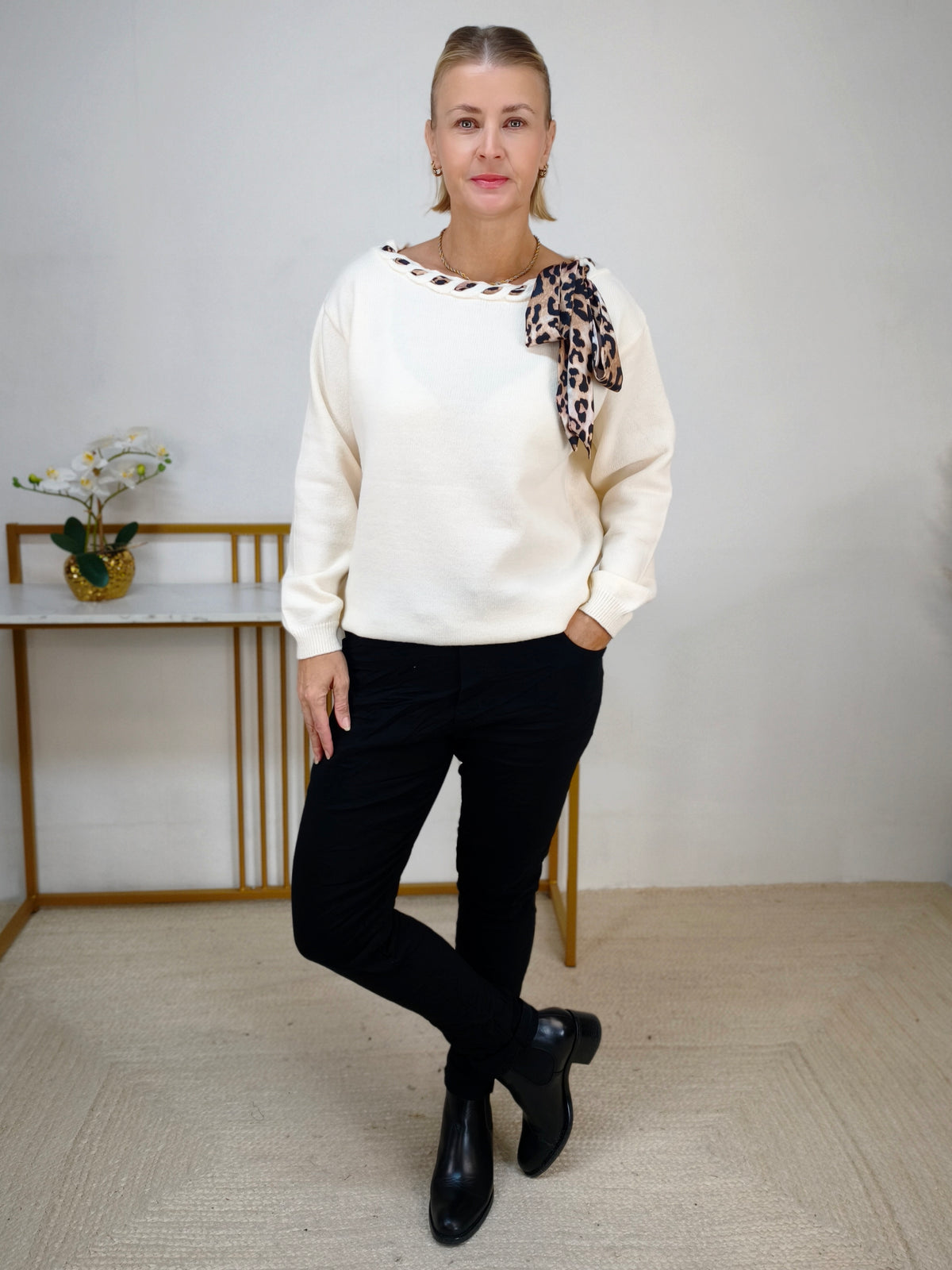 Einfarbiger Pullover in wollweiss mit Leo Schleife (36-42)