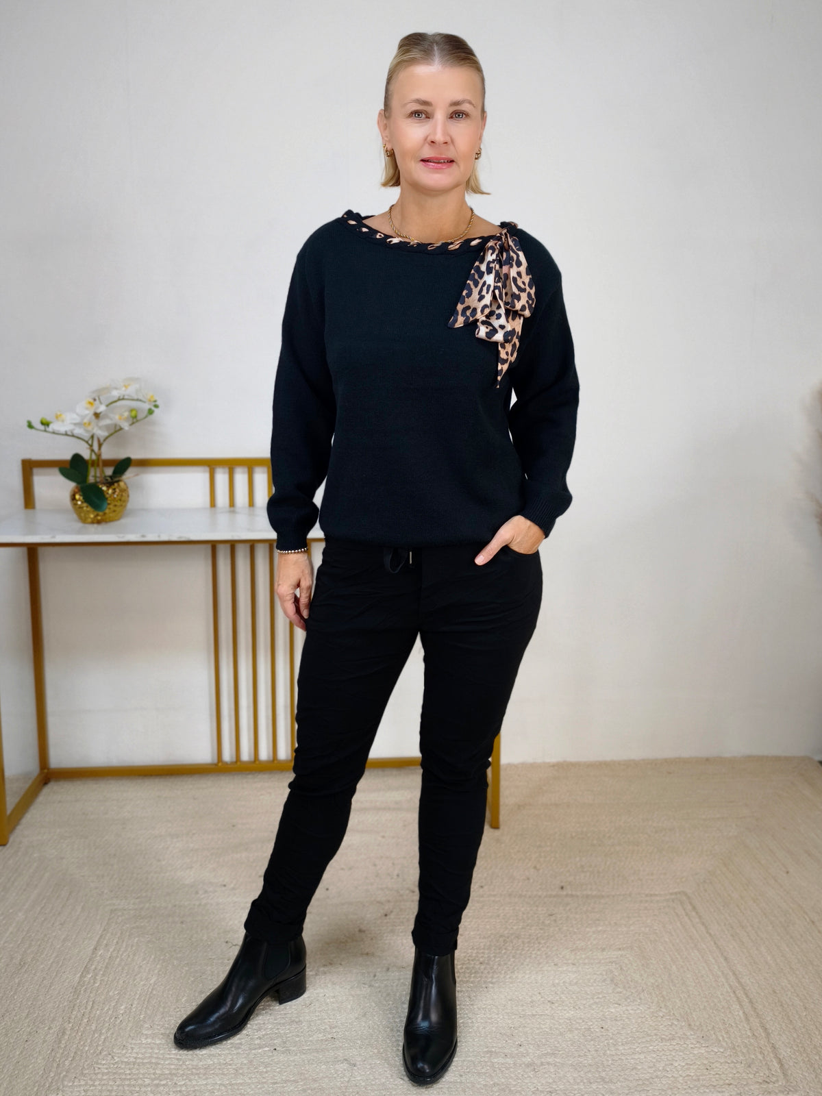 Einfarbiger Pullover in schwarz mit Leo Schleife (36-42)
