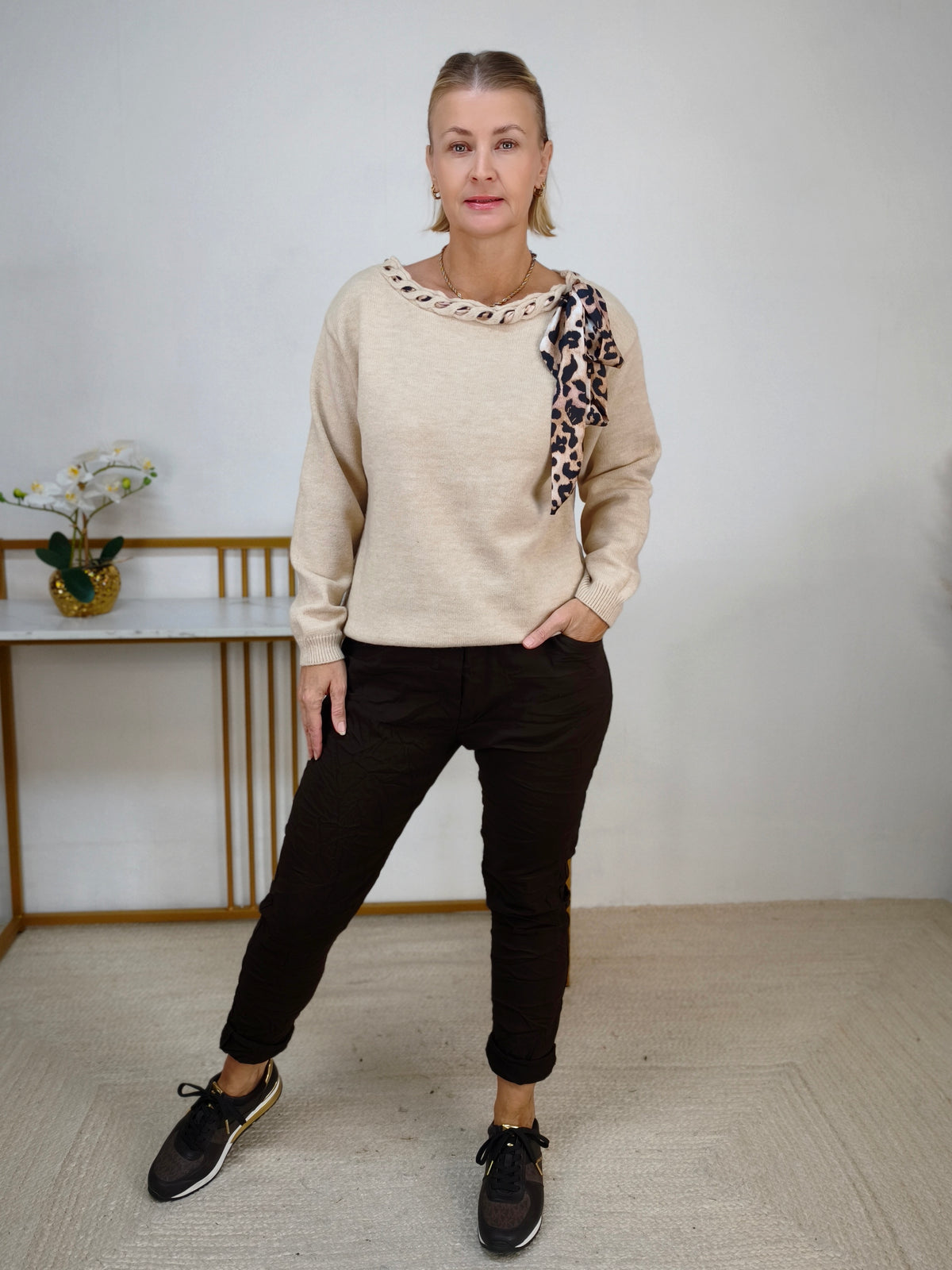 Einfarbiger Pullover in beige mit Leo Schleife (36-42)