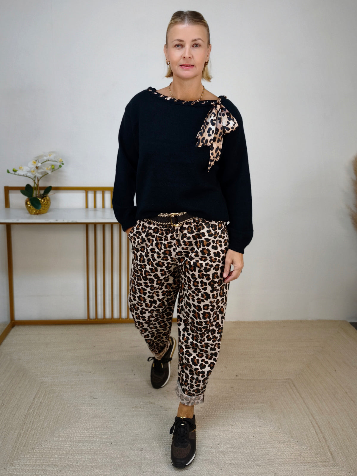 Einfarbiger Pullover in schwarz mit Leo Schleife (36-42)