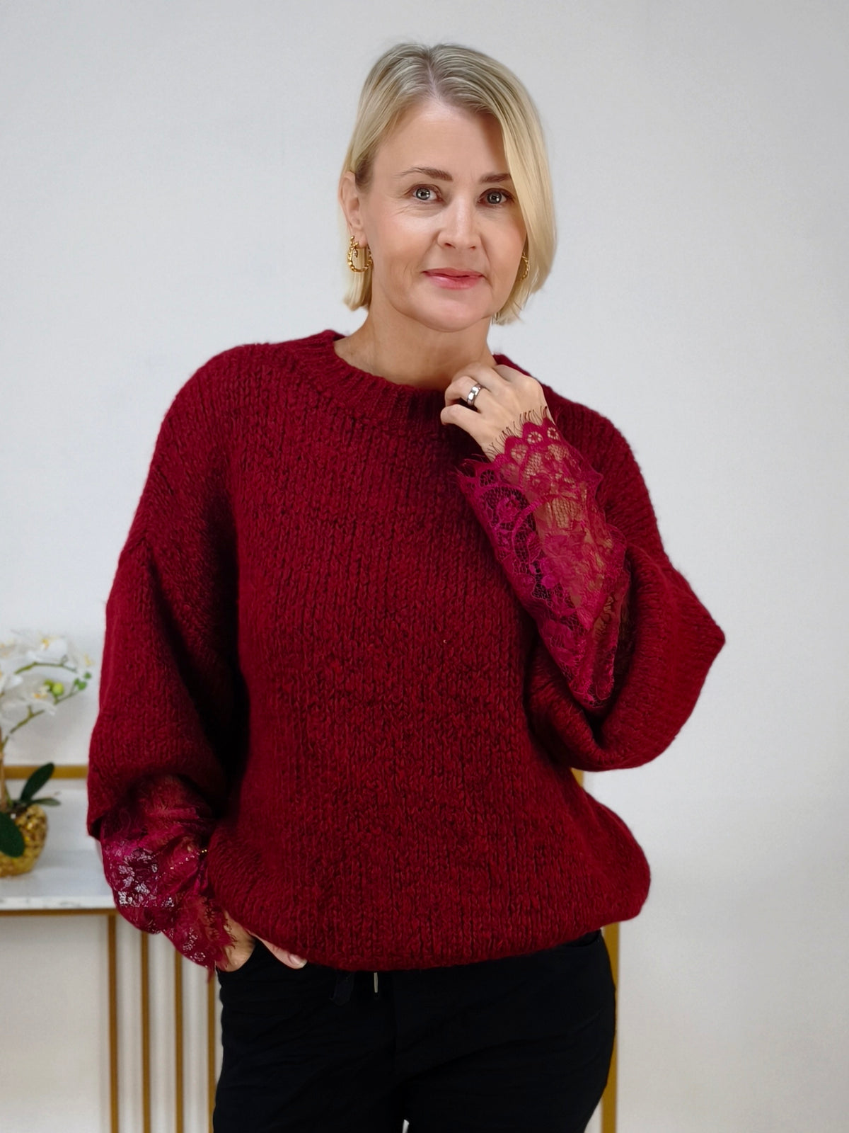 Kuschelpullover mit Spitzenärmel in Burgundy (38-42/44)