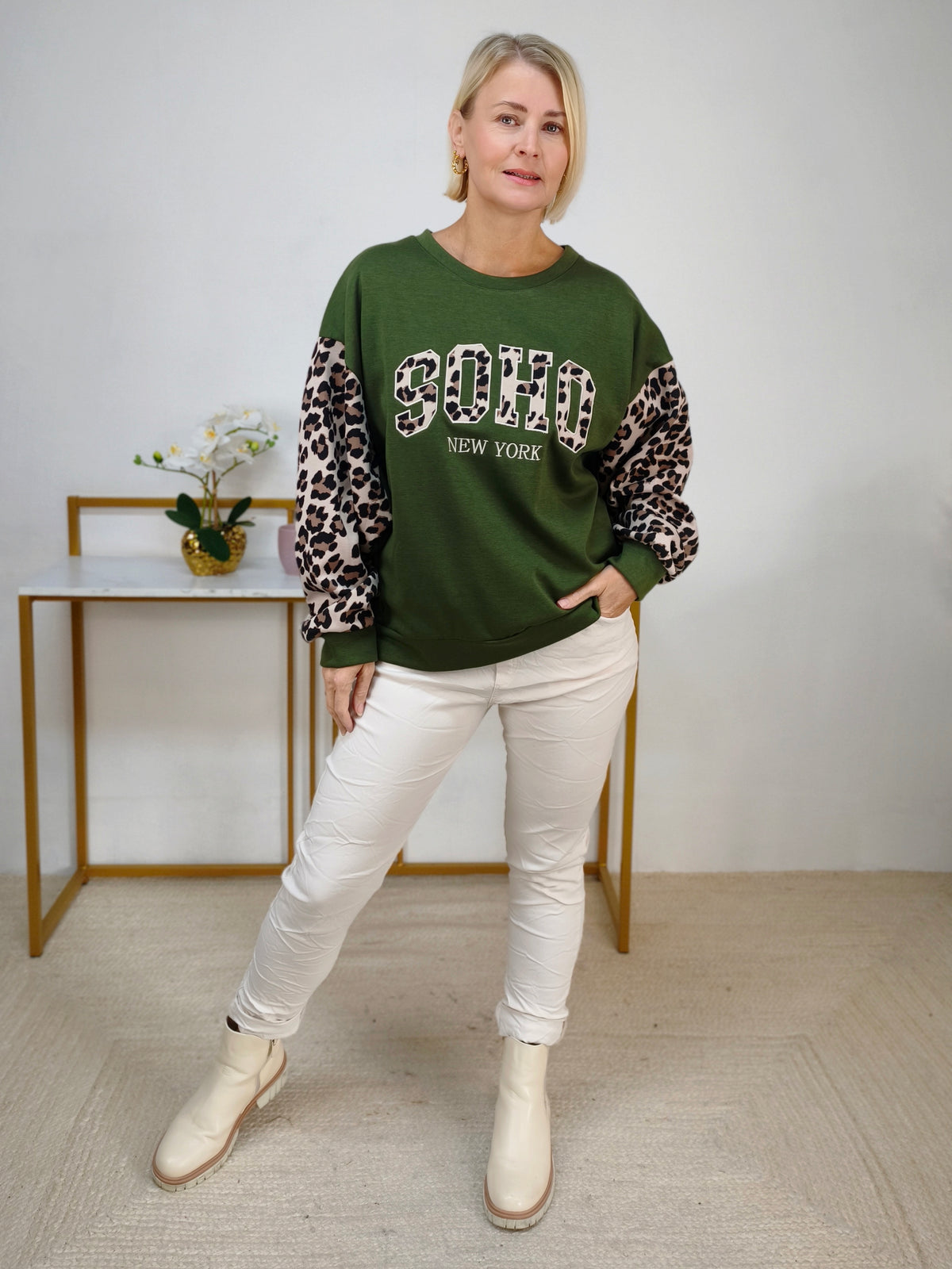 Sweatshirt "Soho" mit Leo in Olive (38-44)