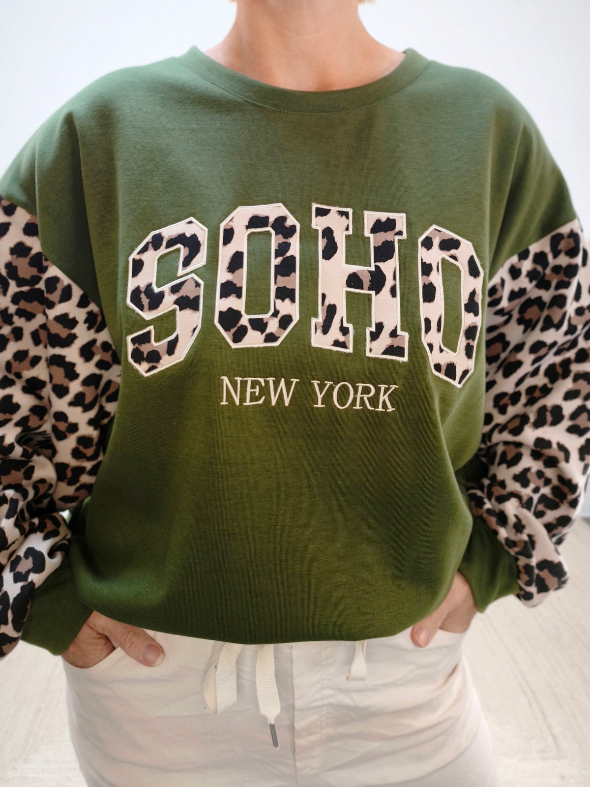 Sweatshirt "Soho" mit Leo in Olive (38-44)