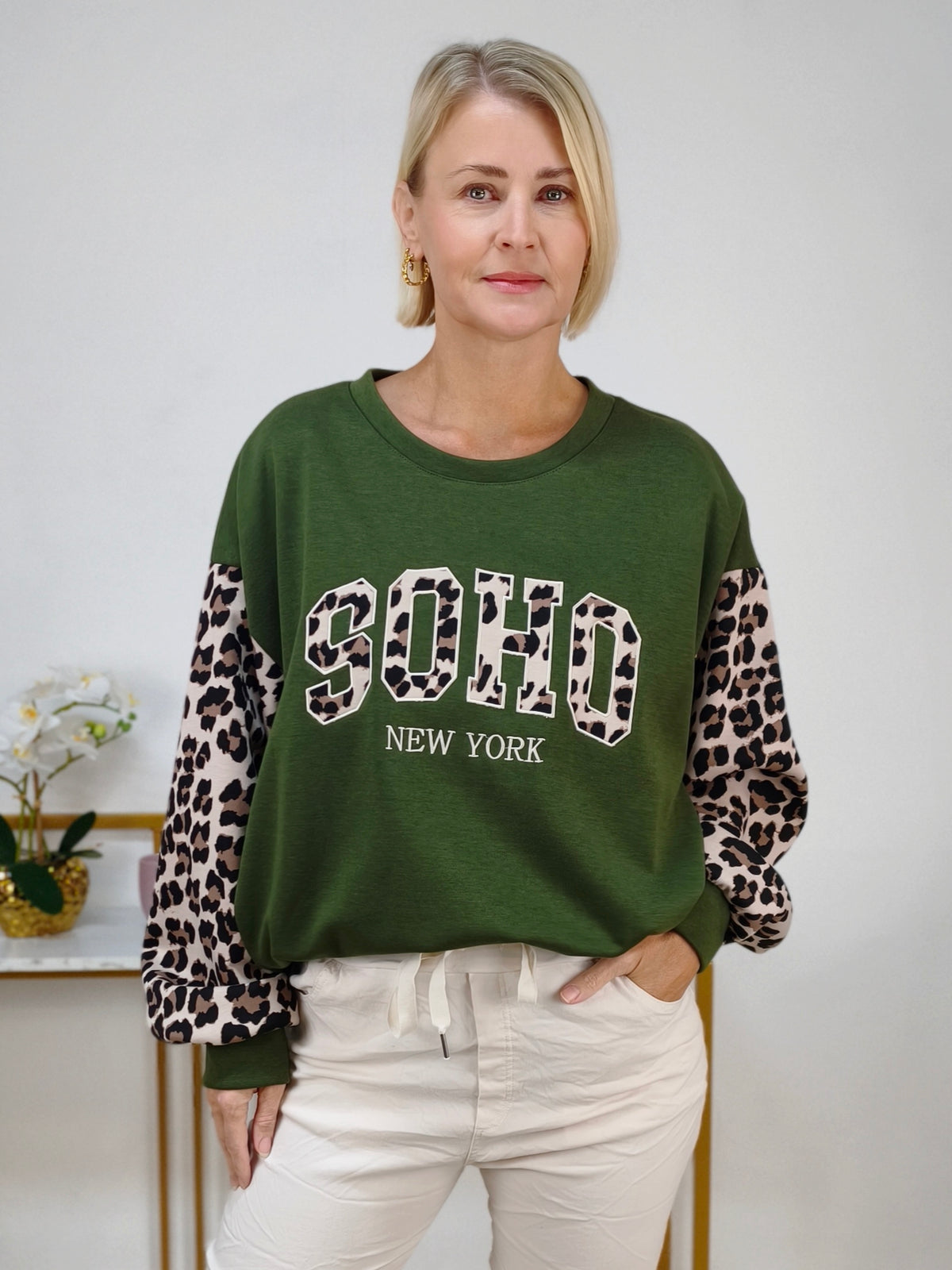 Sweatshirt "Soho" mit Leo in Olive (38-44)