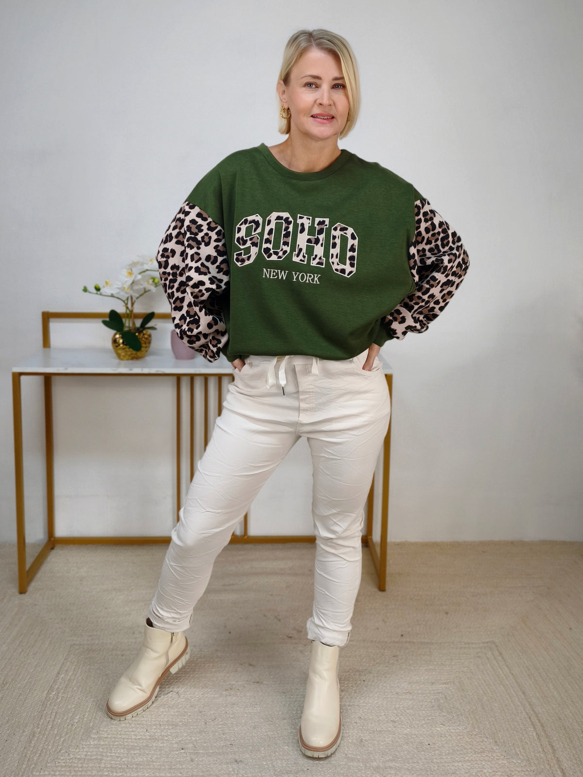Sweatshirt "Soho" mit Leo in Olive (38-44)