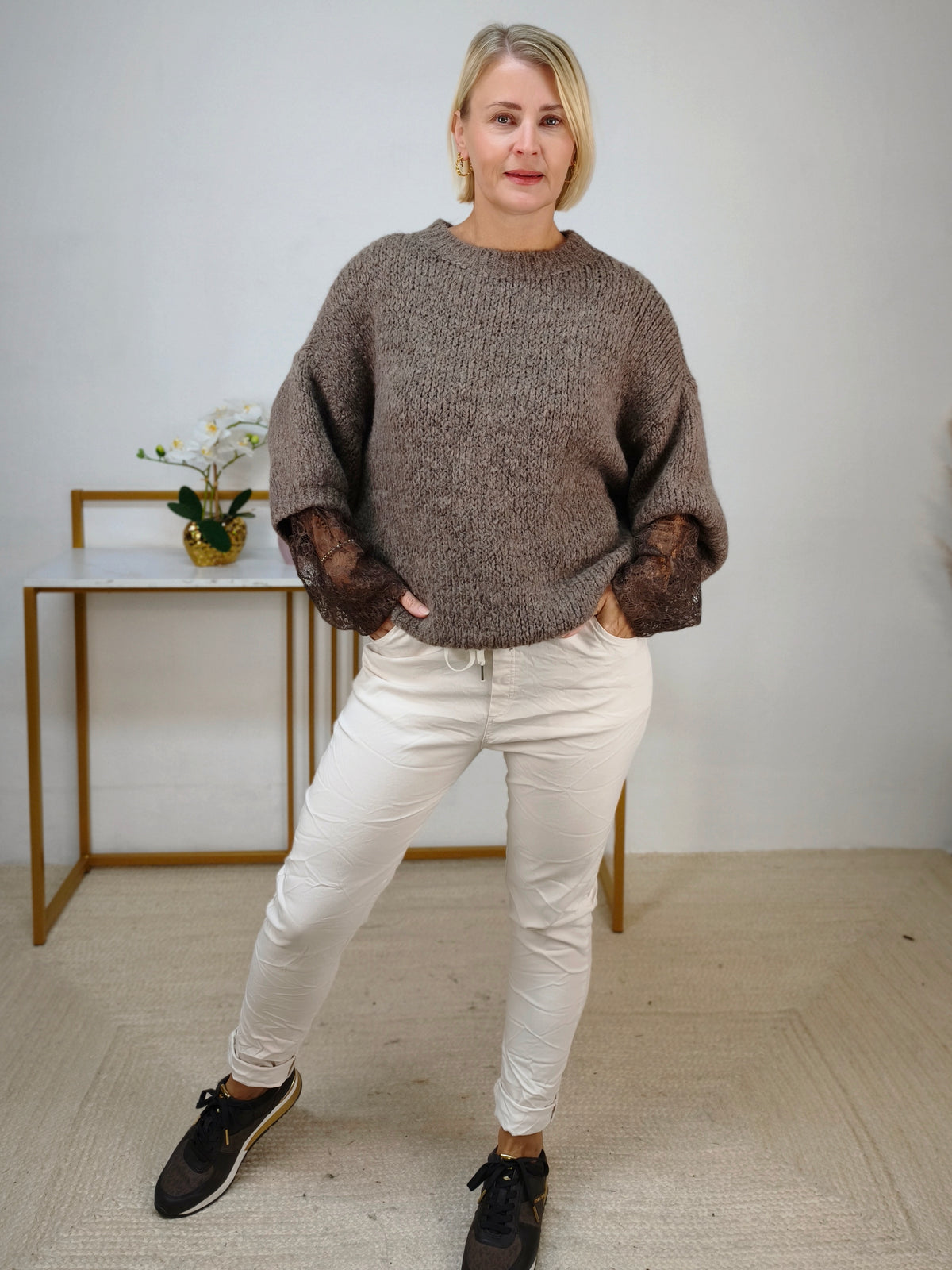 Kuschelpullover mit Spitzenärmel in Taupe (38-42/44)
