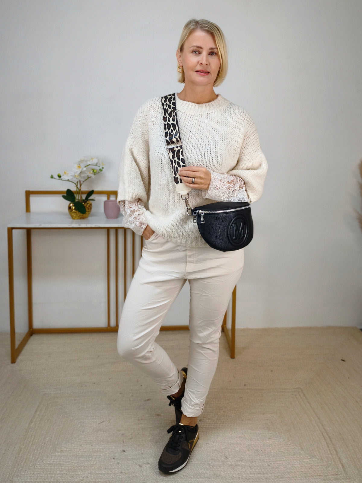 Kuschelpullover mit Spitzenärmel in Wollweiss (38-42/44)
