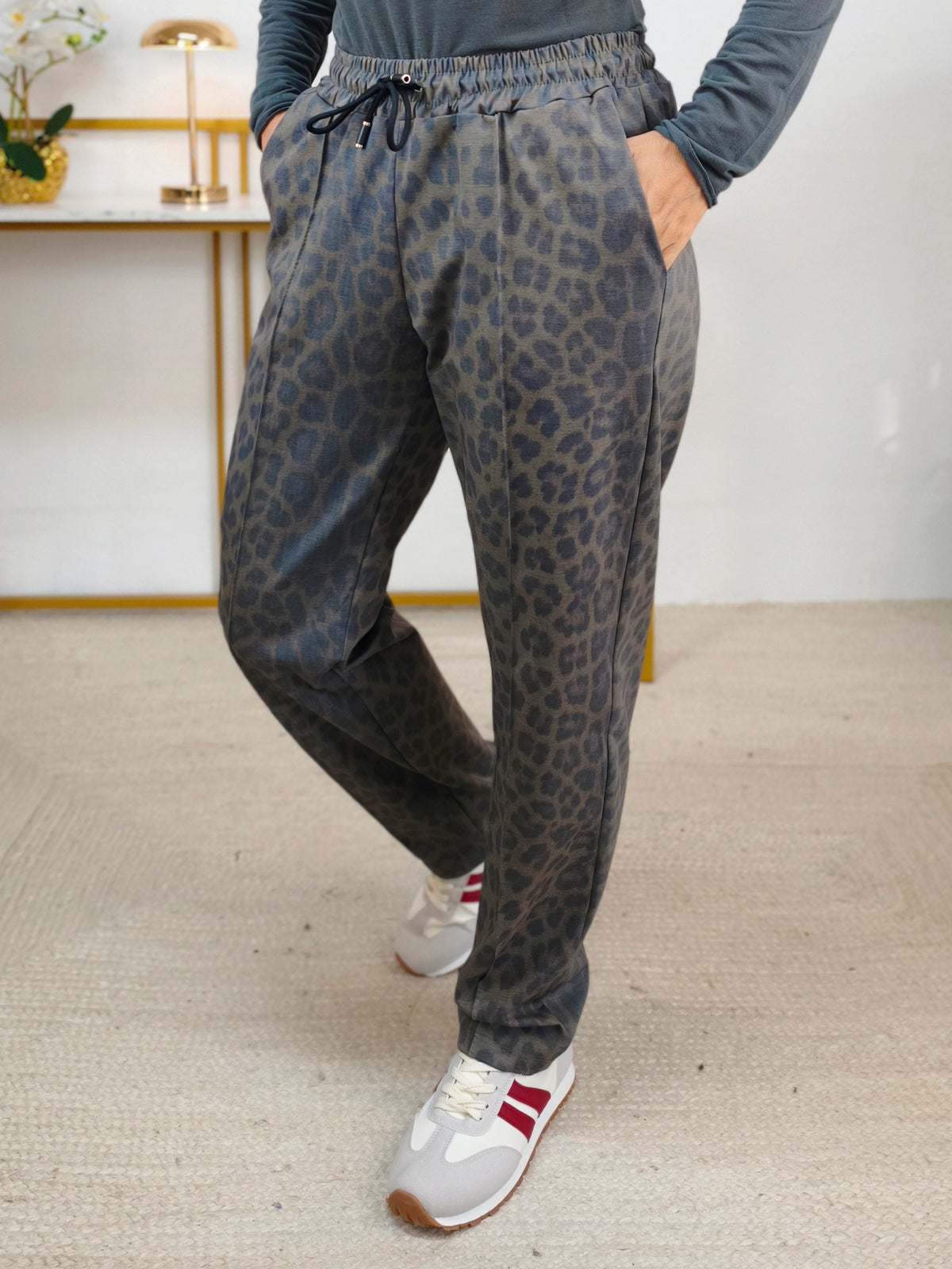 Bequeme Stretchhose im Leo Design Grau (38-42)