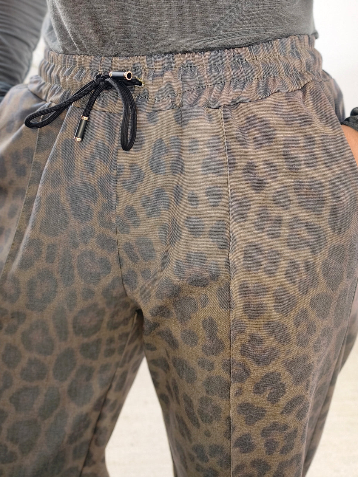 Bequeme Stretchhose im Leo Design Grau (38-42)