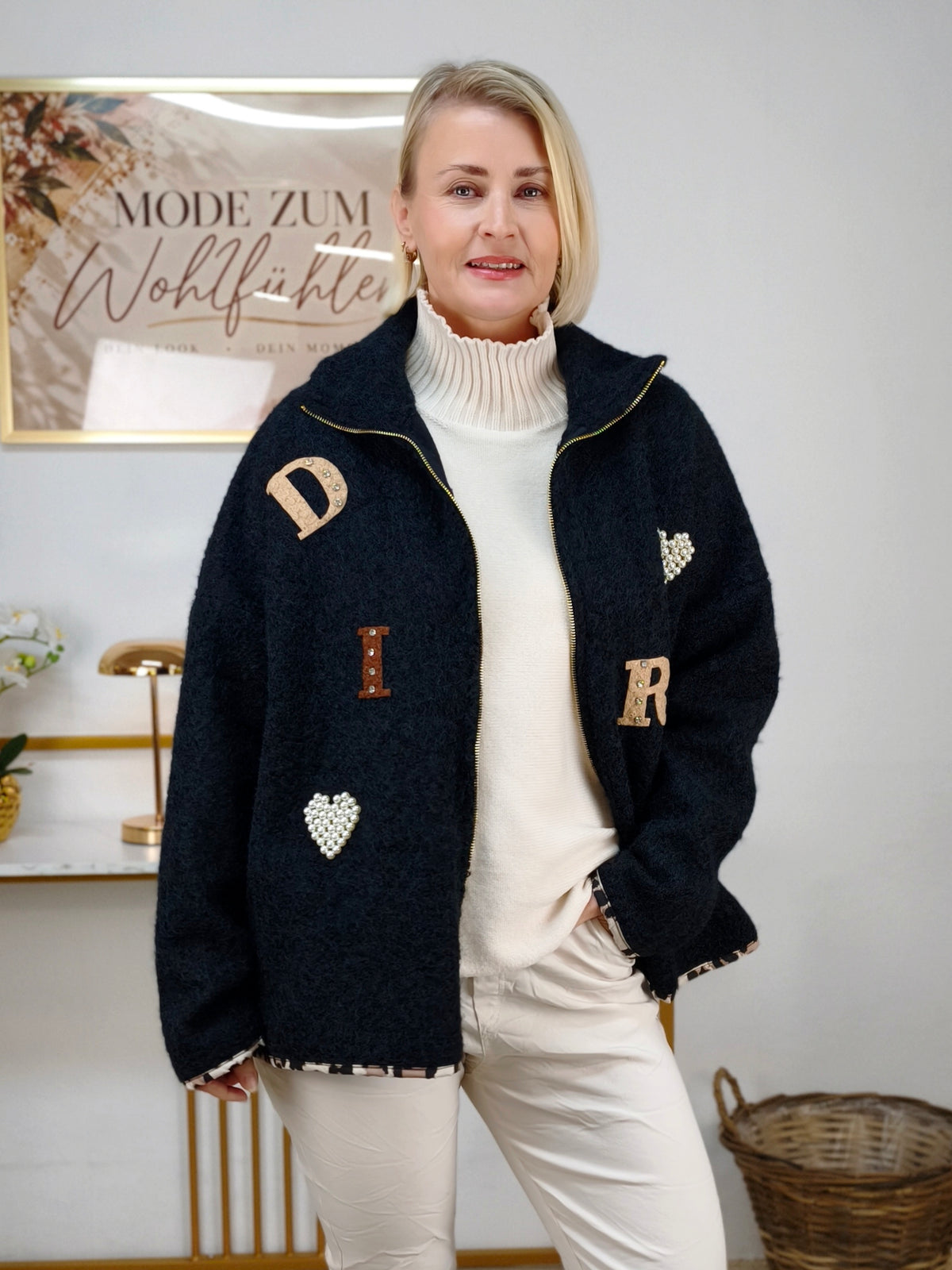 Wärmende Jacke in Filzoptik Schwarz mit kleinen Patches (40-42/44)