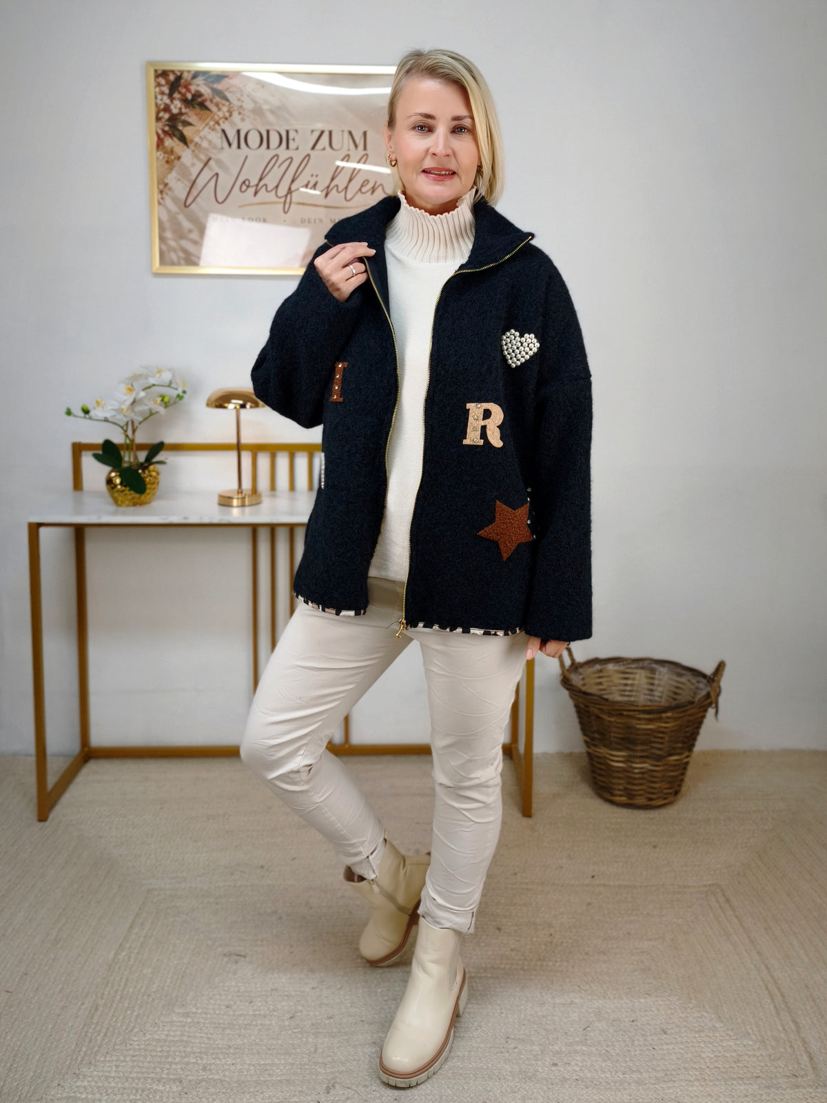 Wärmende Jacke in Filzoptik Schwarz mit kleinen Patches (40-42/44)