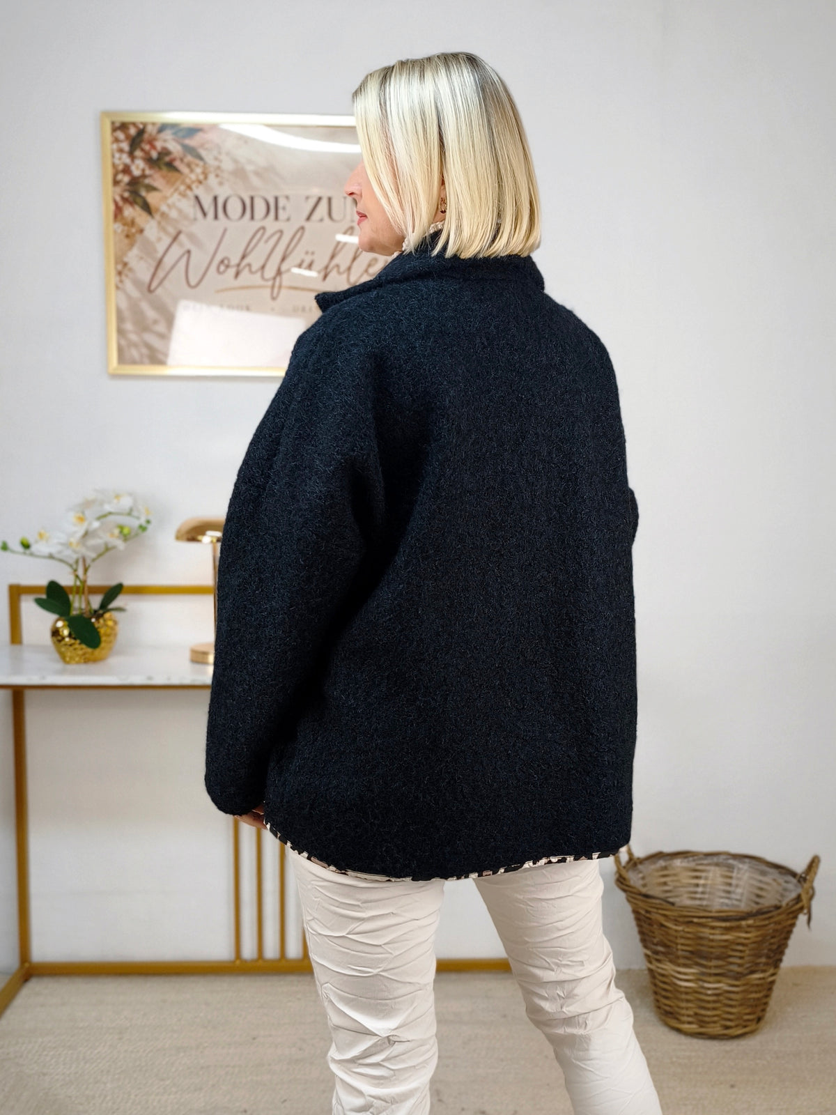 Wärmende Jacke in Filzoptik Schwarz mit kleinen Patches (40-42/44)