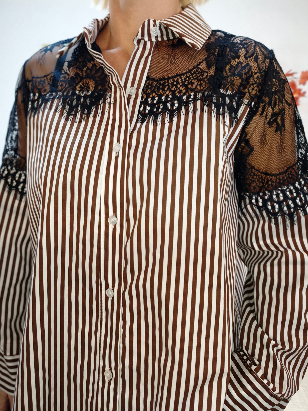 Gestreifte Bluse mit Spitze Schokobraun/Schwarz (36-42)