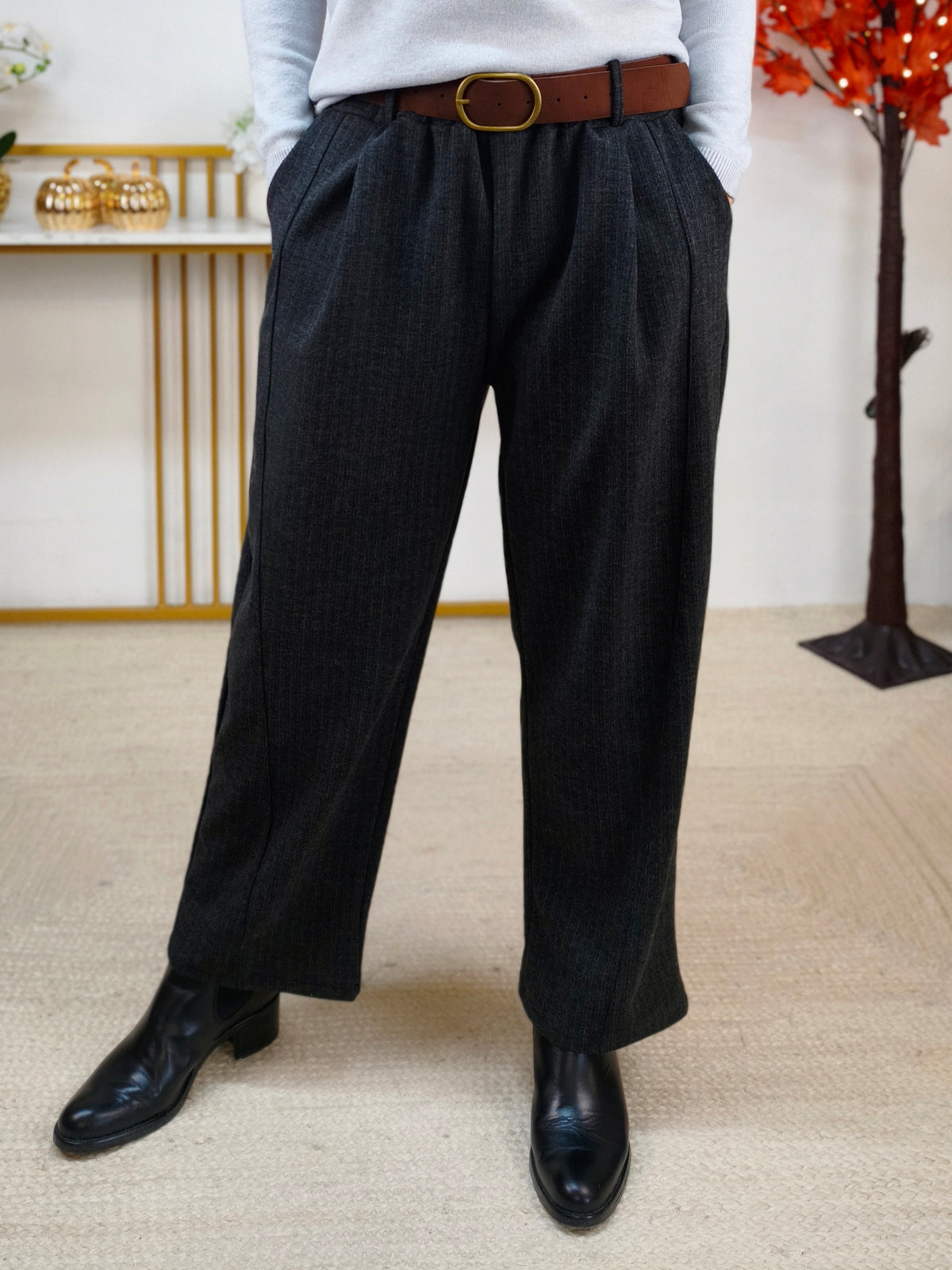 Stylische Stoffhose in Schwarz mit Gürtel (38-42)