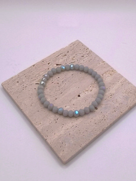 Facettierte Perlenarmbänder in verschiedenen Farben