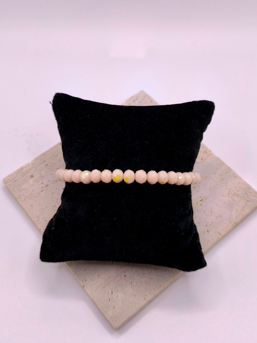 Facettierte Perlenarmbänder in verschiedenen Farben