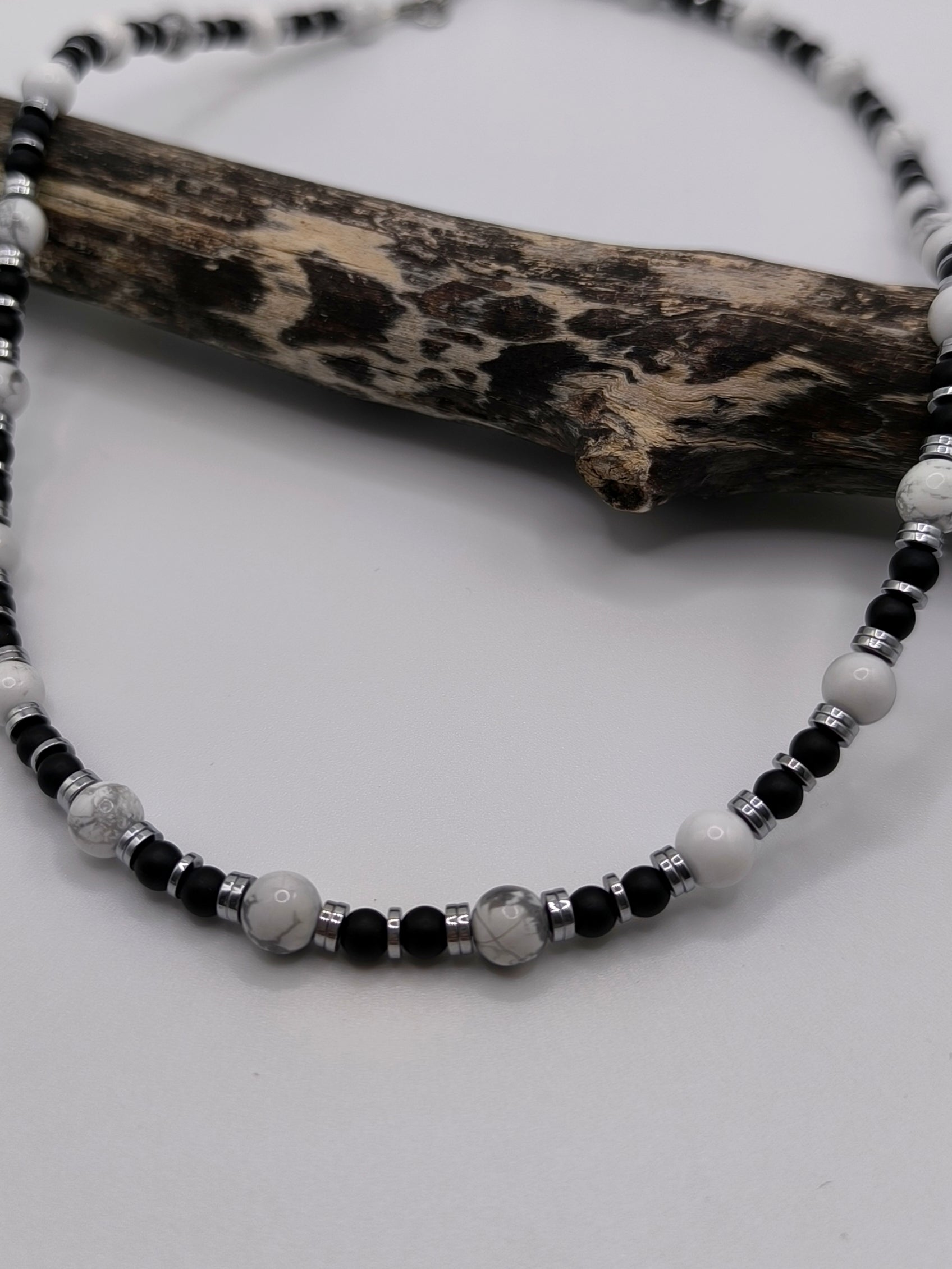 Edelsteinkette mit weißem Howlith, Hämatit und schwarzem Achat