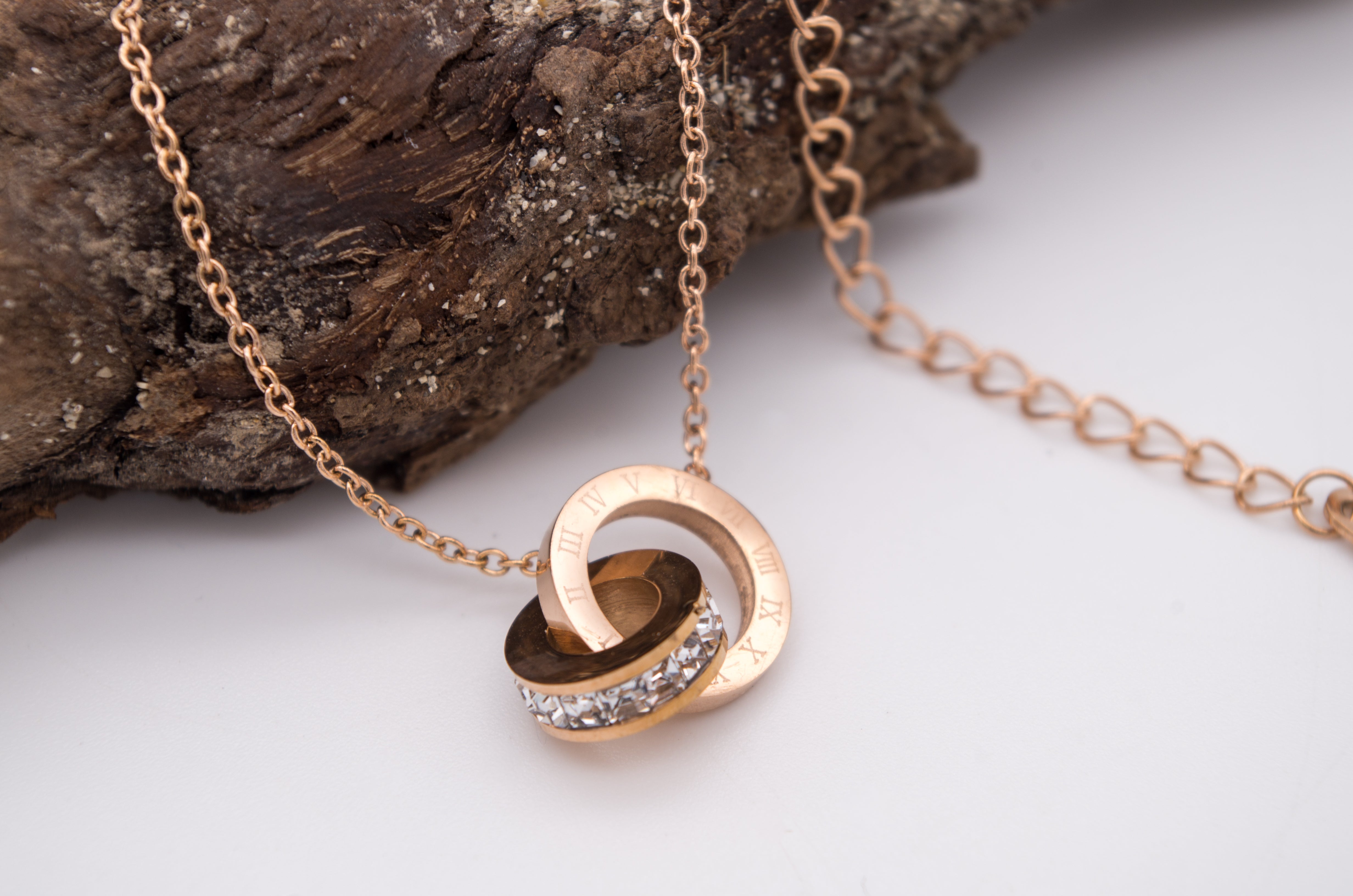 zarte Halskette in rosé