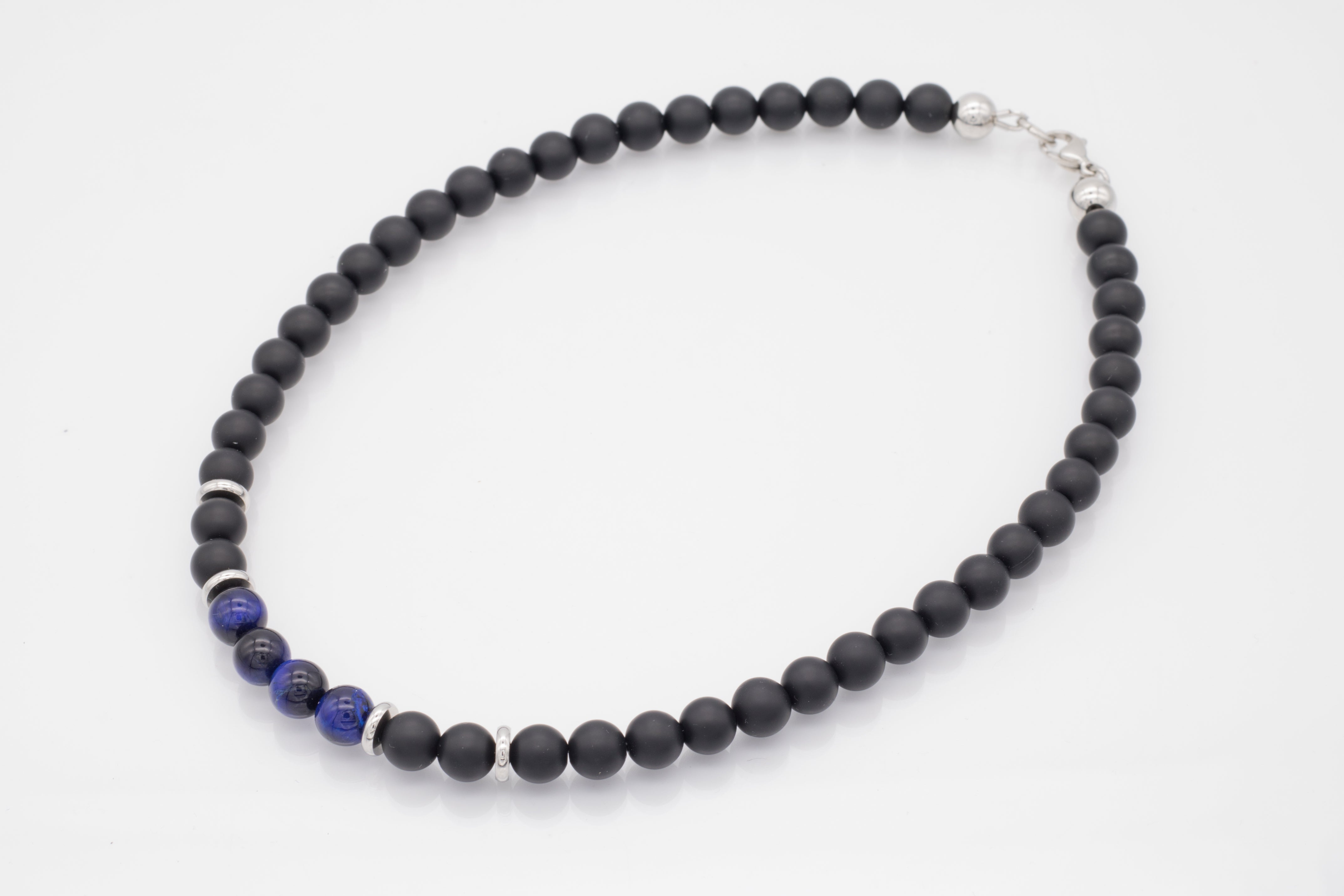 blaue Perlenkette Mann