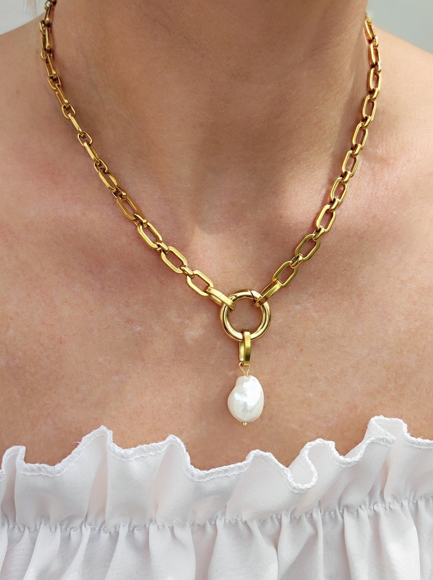 goldene Kette mit Anhänger