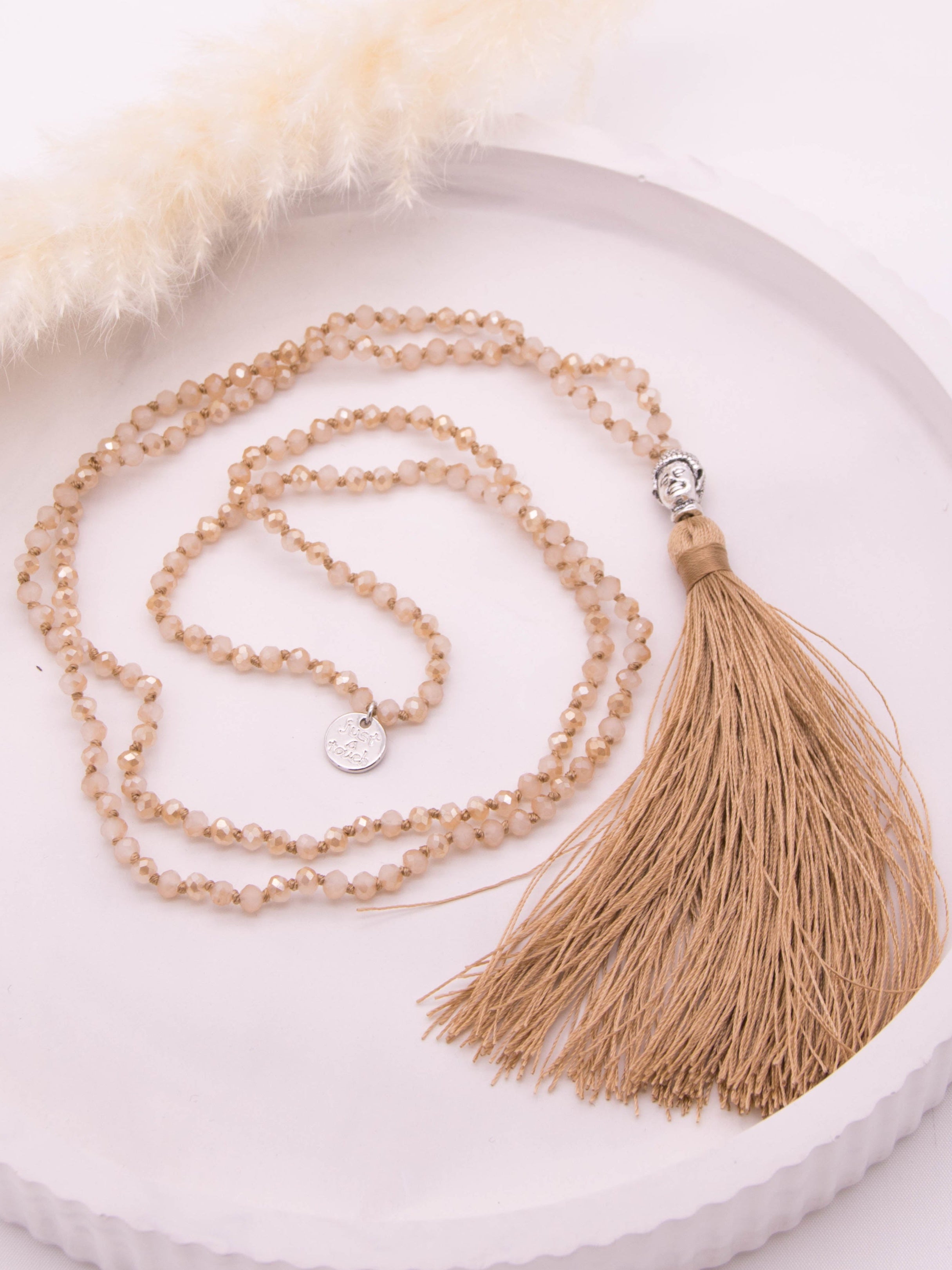 Lange, feine Perlenkette beige mit Quaste