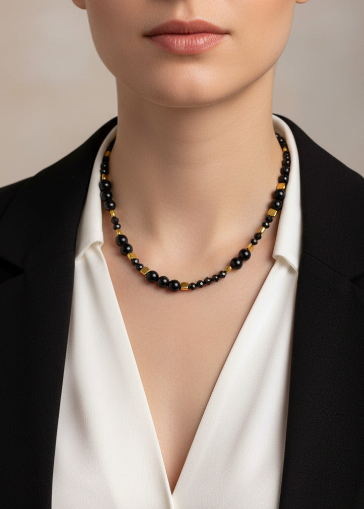 Schwarze Perlenkette mit Achat und goldfarbenem Hämatit