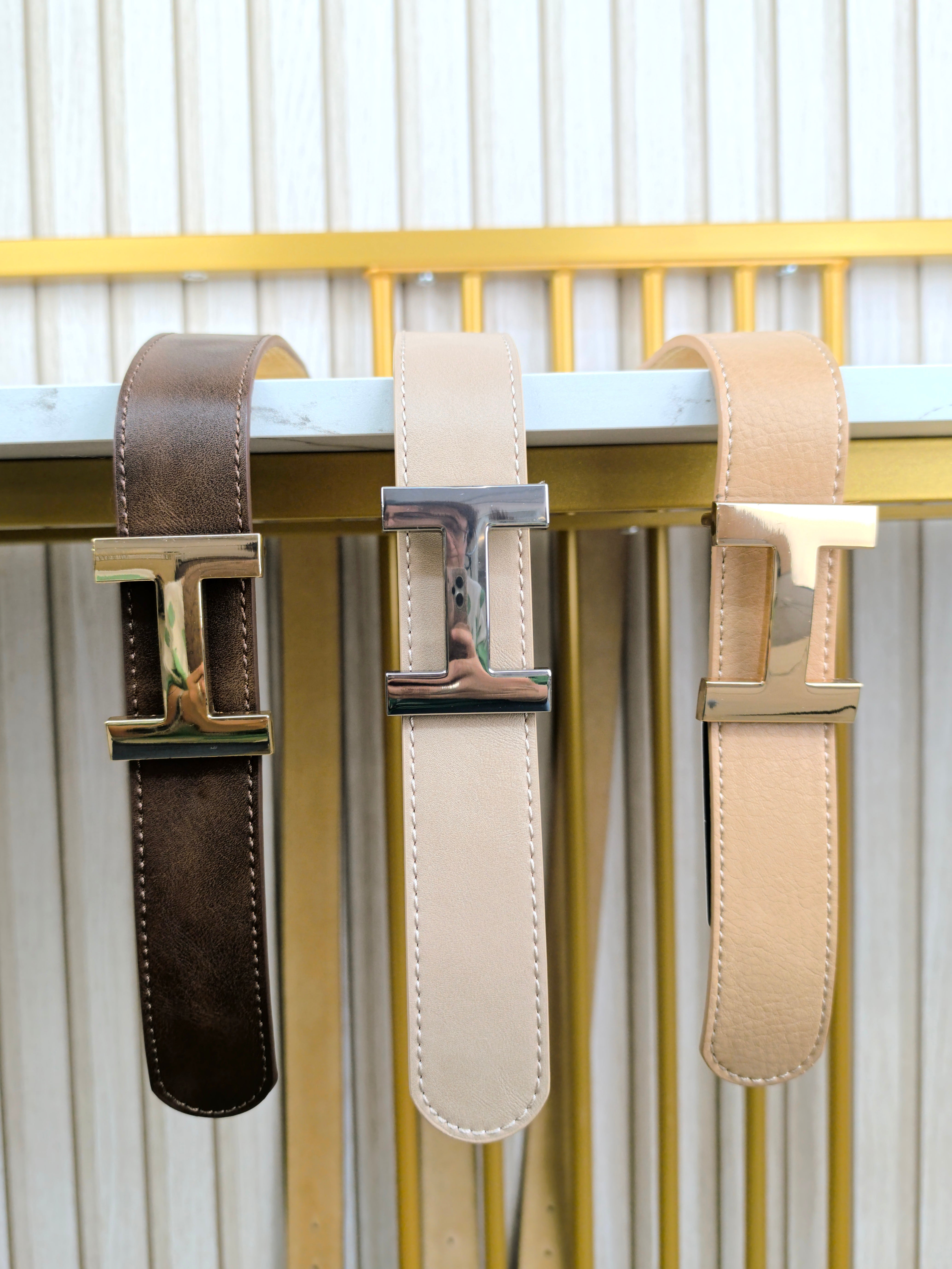 Ledergürtel mit silberner Schnalle in beige (95/105cm)