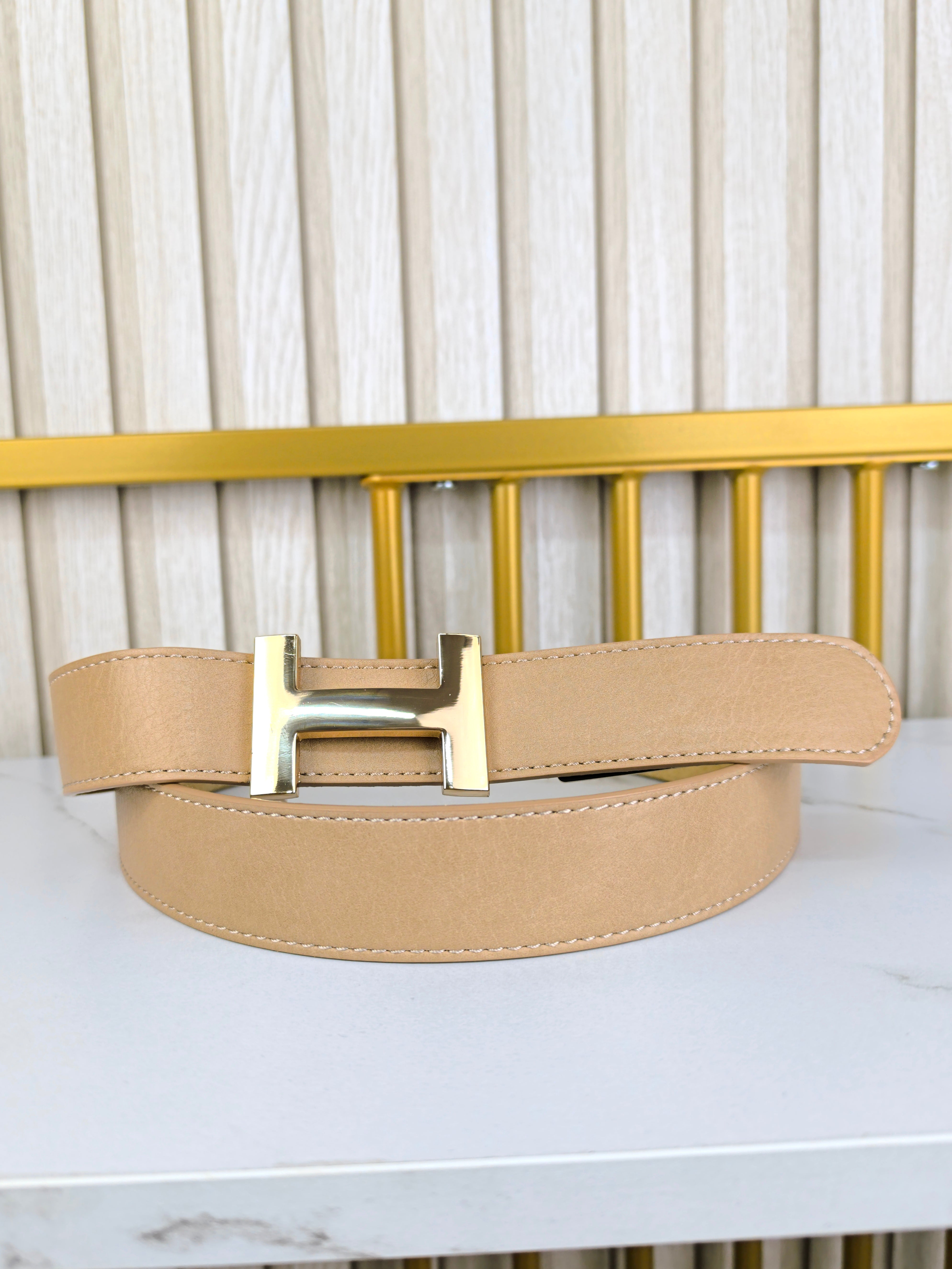 Ledergürtel mit goldener Schnalle in camel (95/105cm)