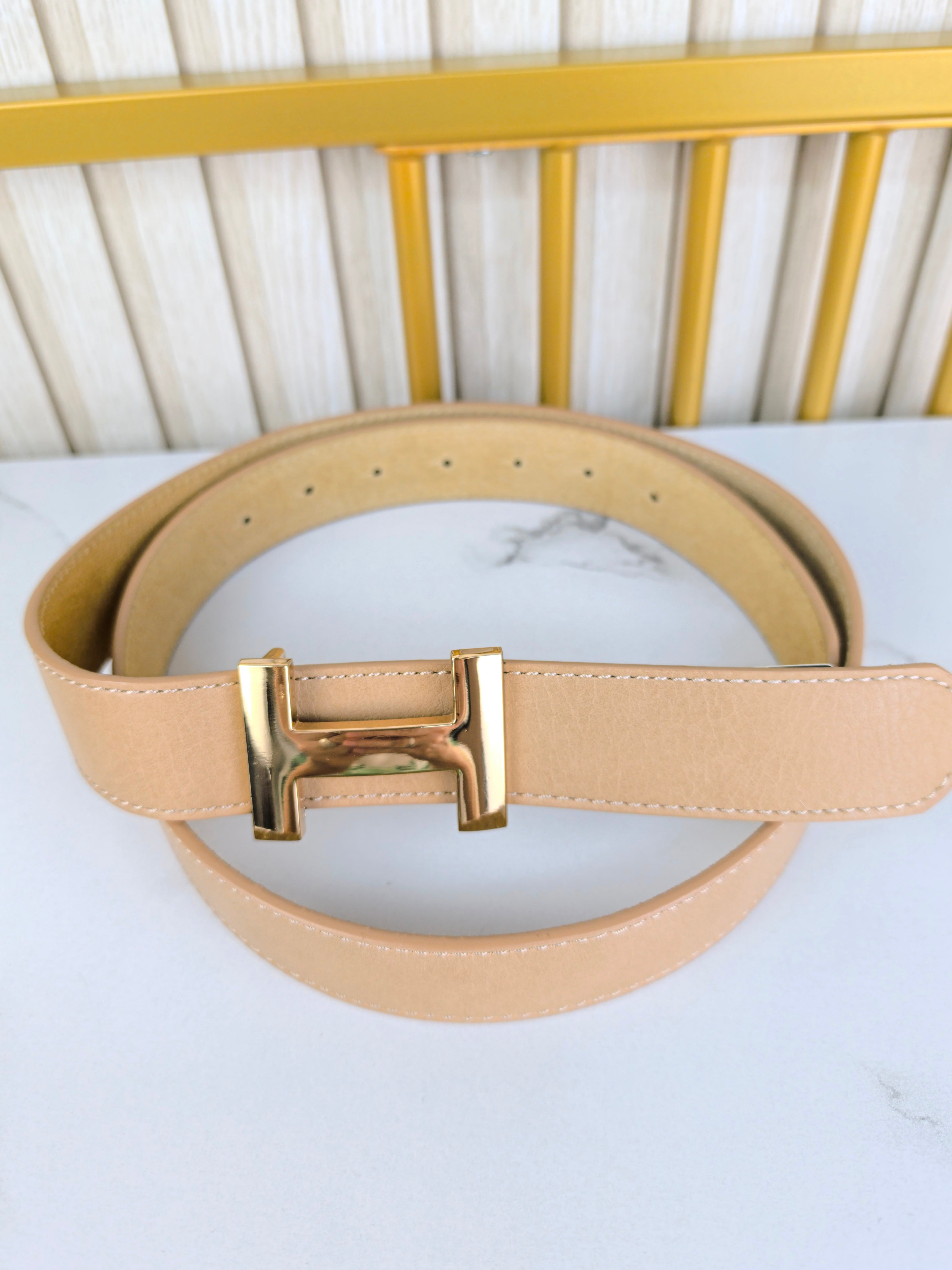 Ledergürtel mit goldener Schnalle in camel (95/105cm)