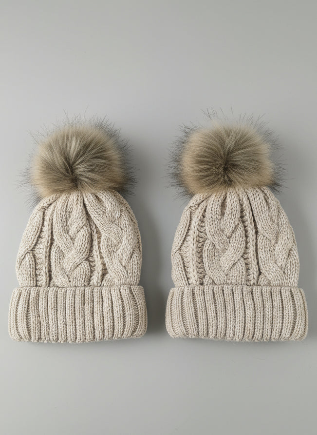 Wintermütze mit Zopfmuster und Bommel in beige