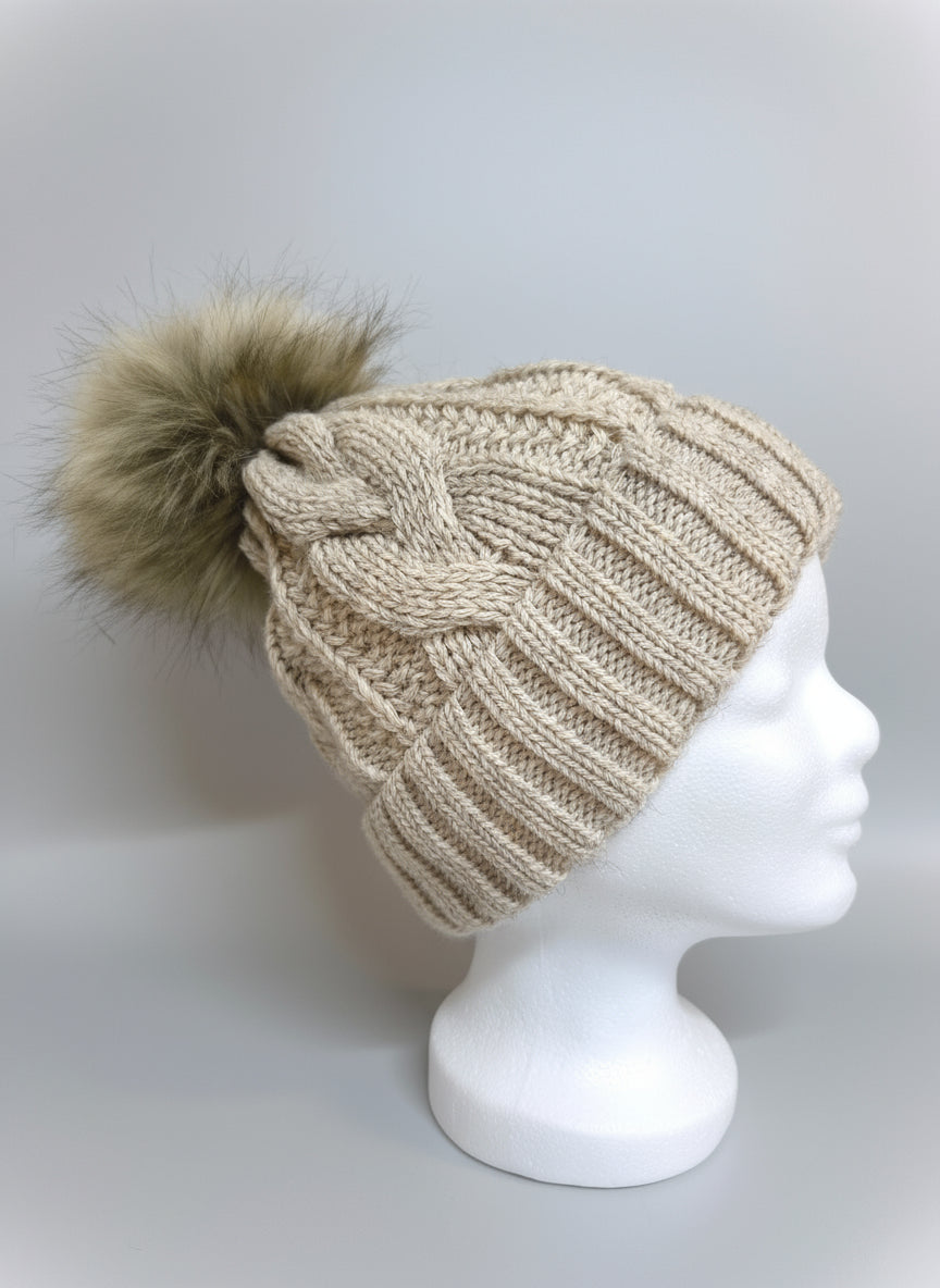 Wintermütze mit Zopfmuster und Bommel in beige