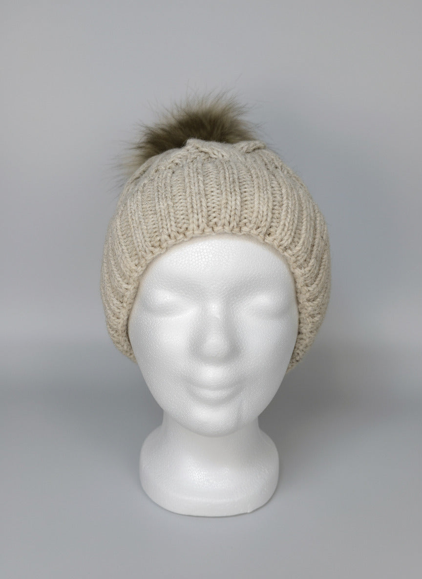 Wintermütze mit Zopfmuster und Bommel in beige