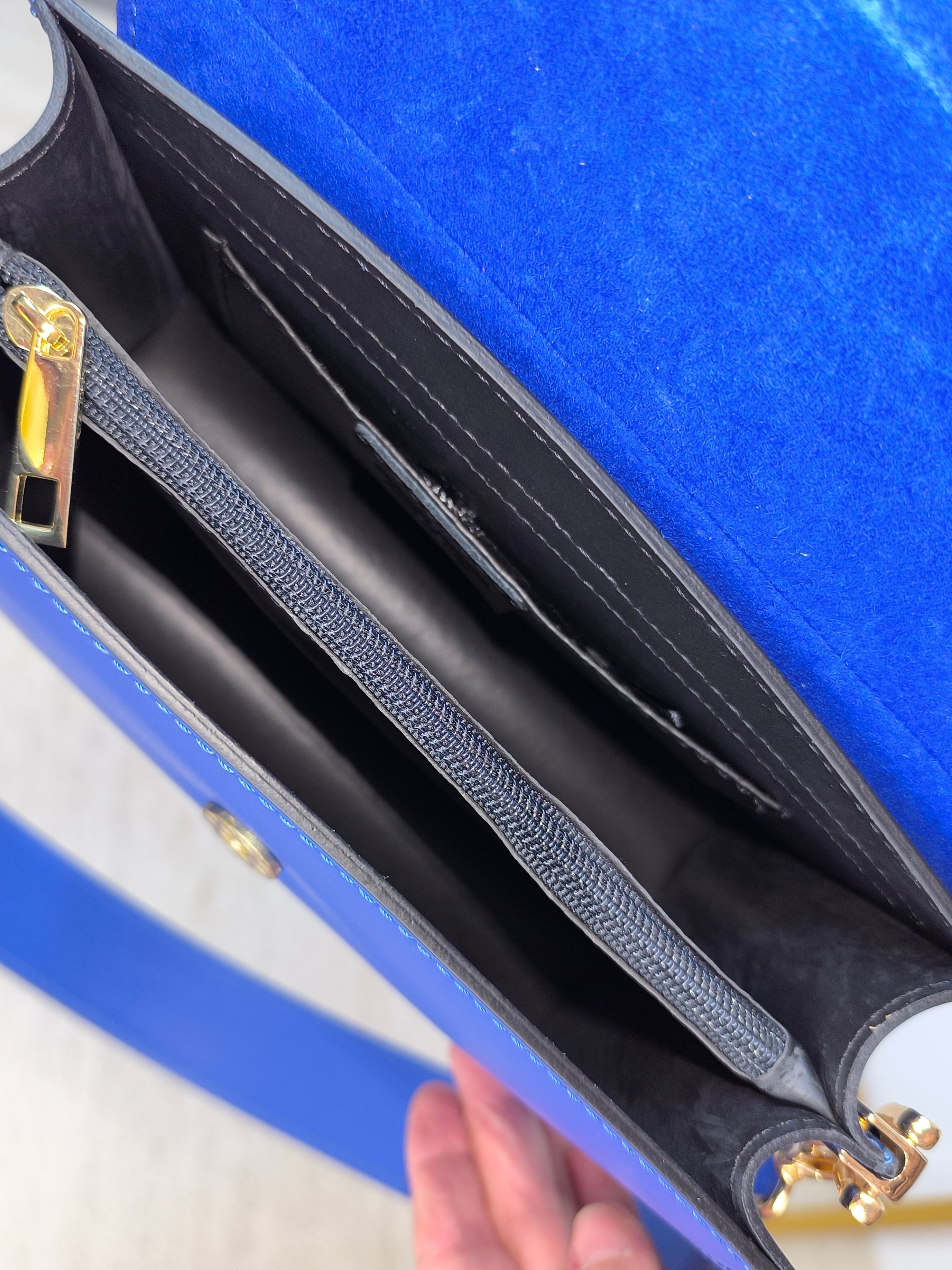 Kleine Handtasche aus Leder in blau