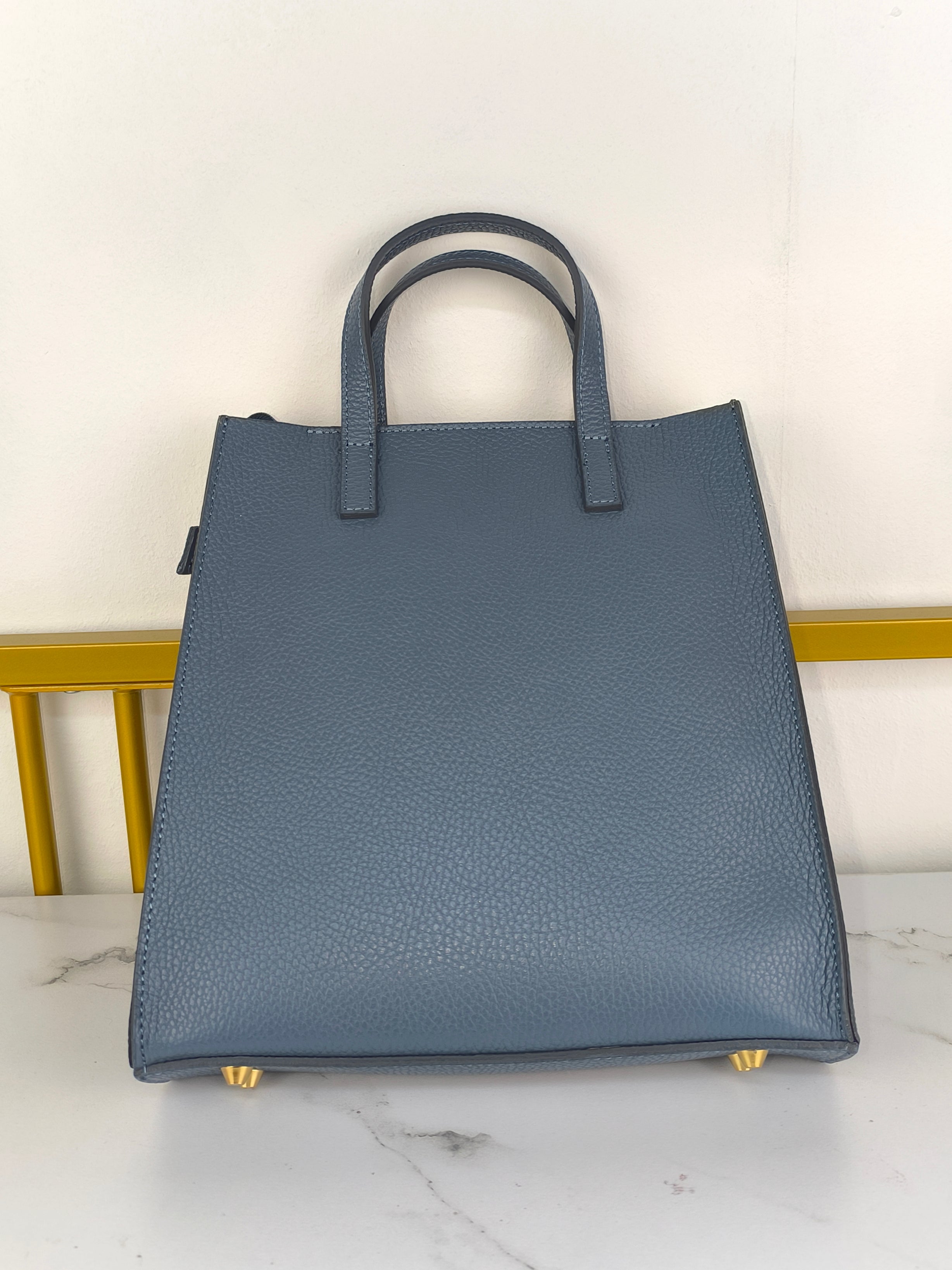 Mittelgroße Handtasche aus Leder in jeansblau