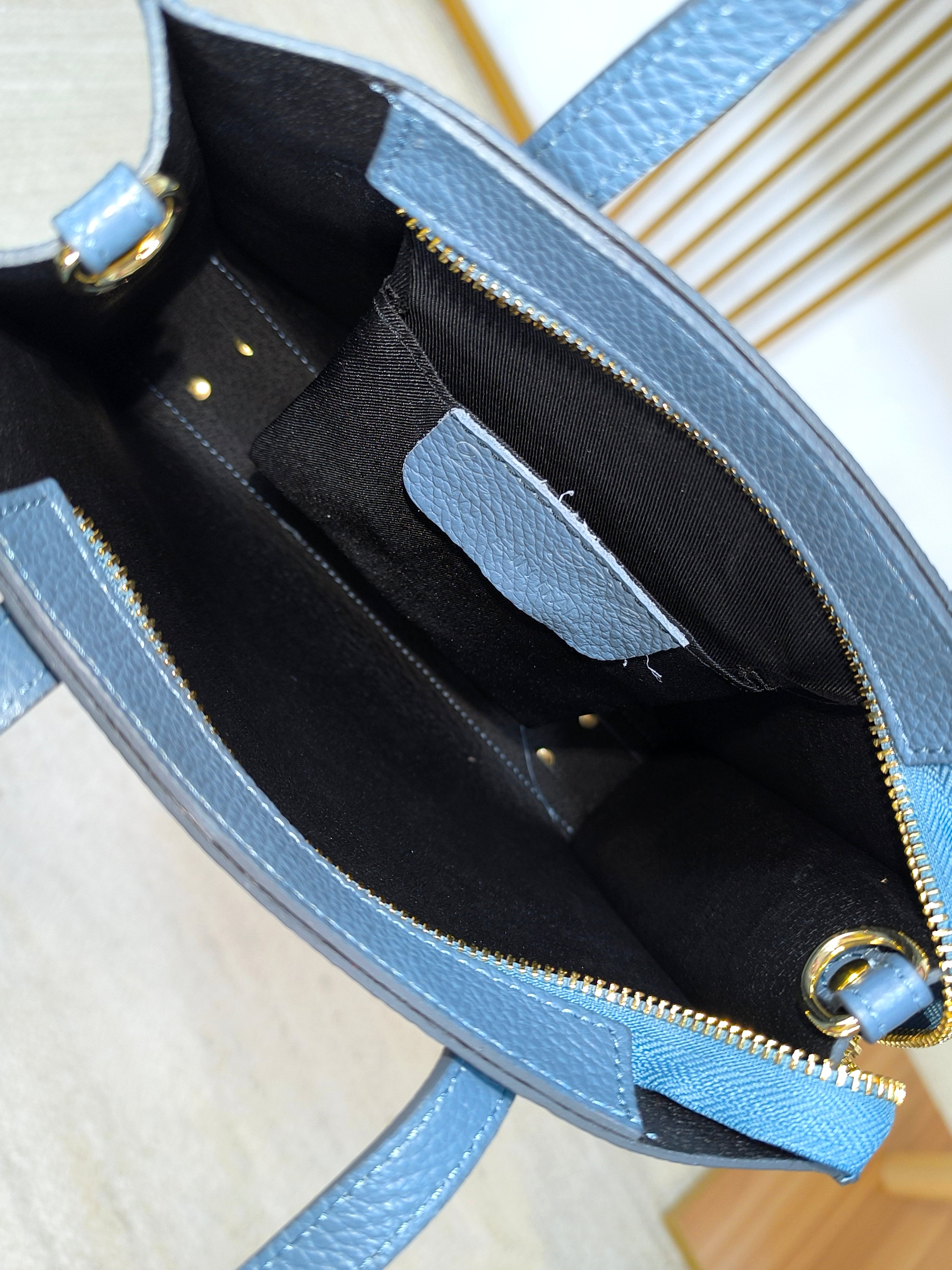 Mittelgroße Handtasche aus Leder in jeansblau