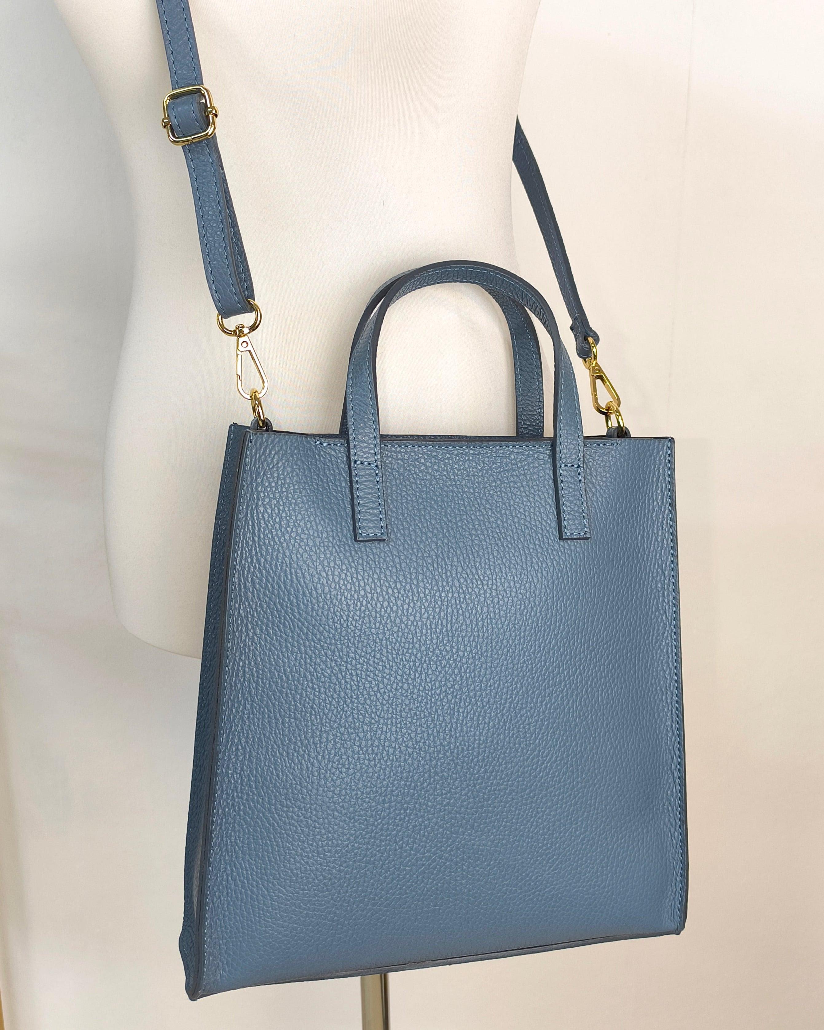 Mittelgroße Handtasche aus Leder in jeansblau