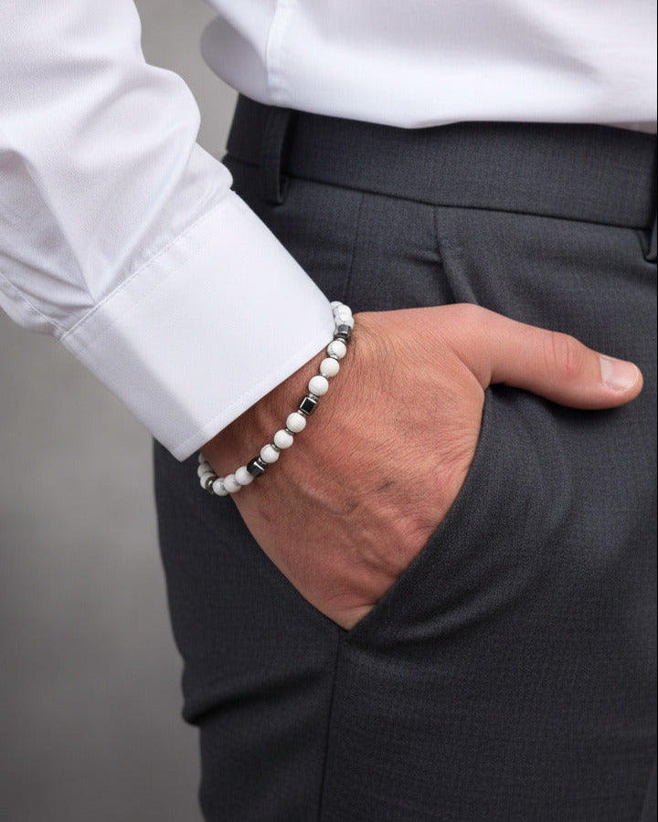 Armband mit weissen Howlith - und Hämatitperlen