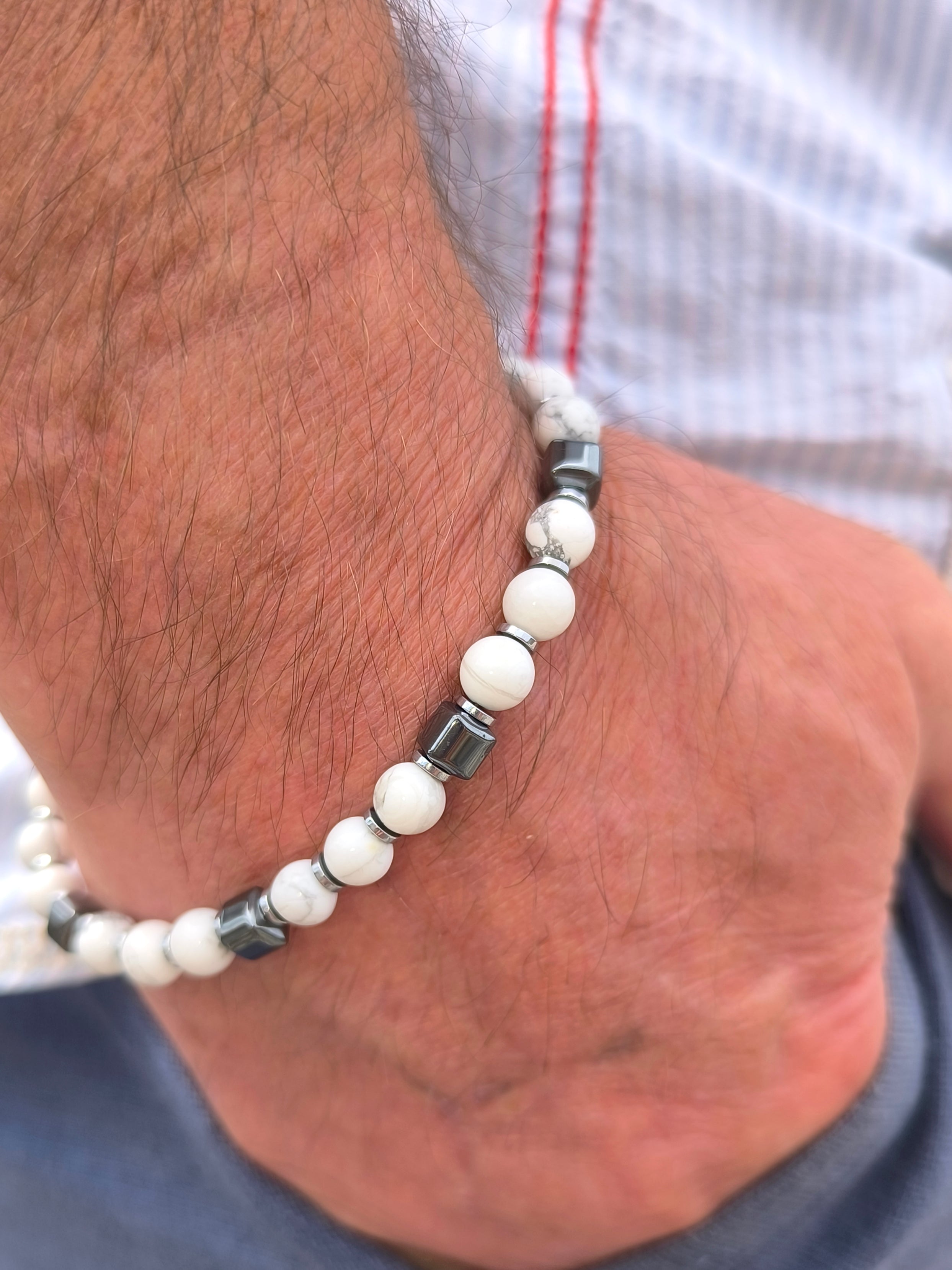 Armband mit weissen Howlith - und Hämatitperlen