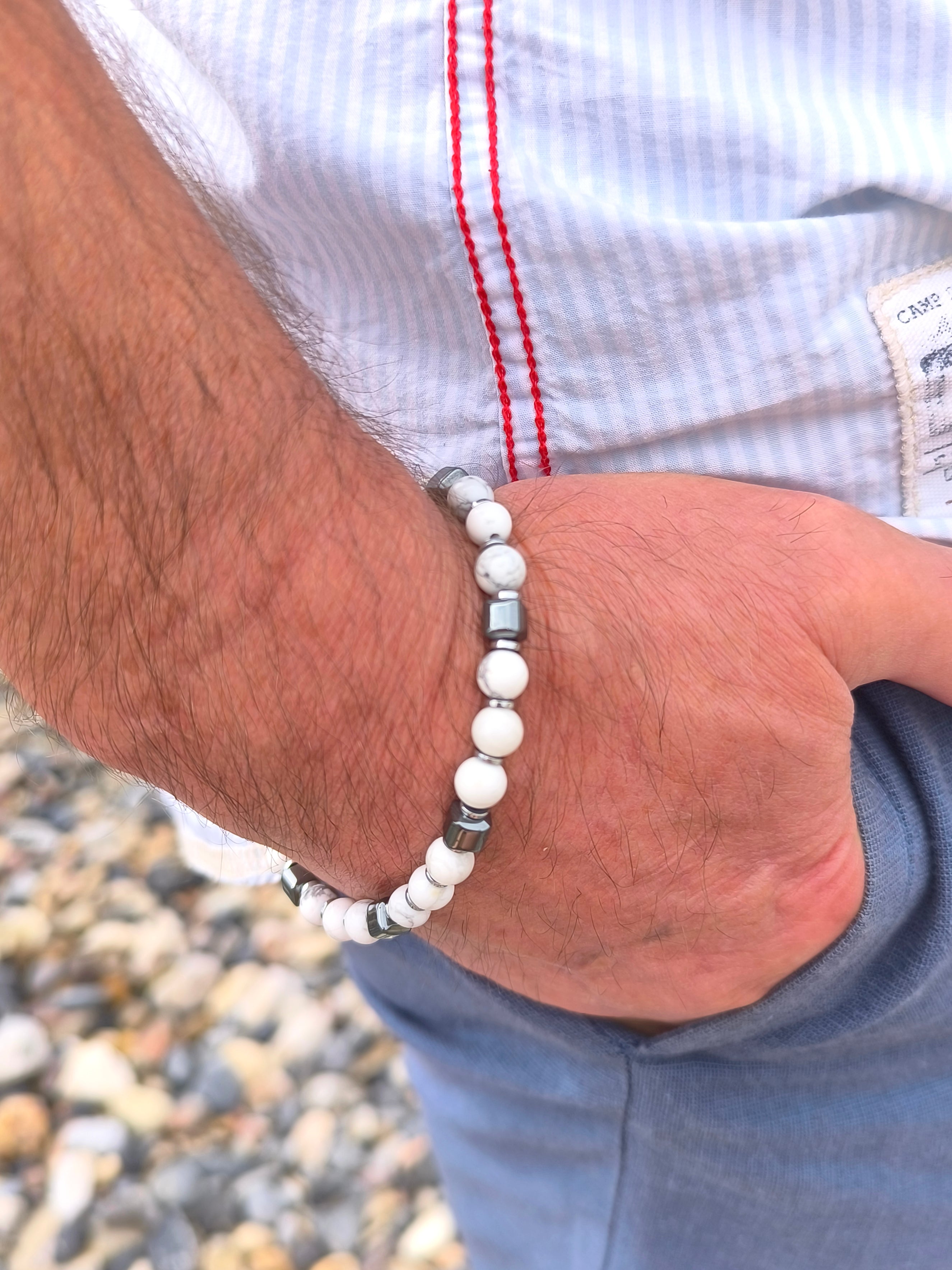Armband mit weissen Howlith - und Hämatitperlen