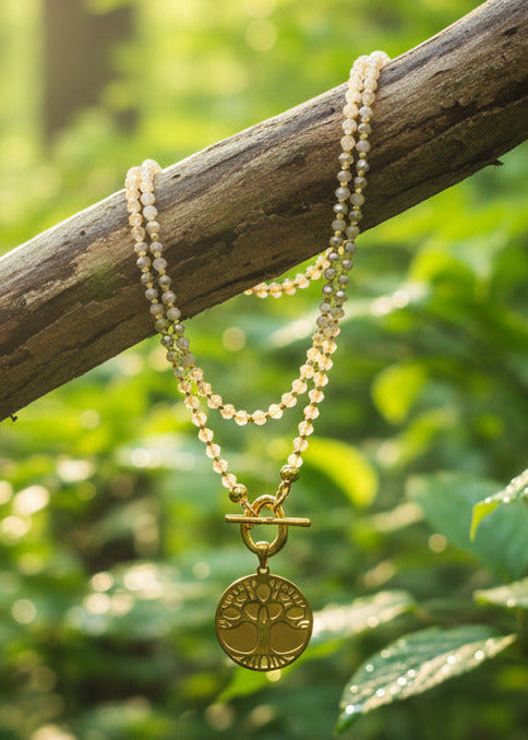 Lange Halskette mit kleinen Perlchen in Naturfarben/Gold