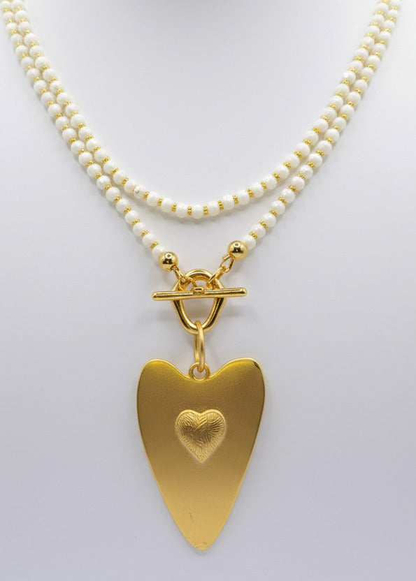 Weisse Halskette lang mit kleinen Perlchen und Herzanhänger in goldfarben